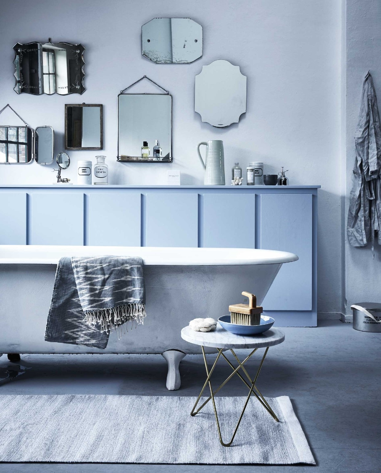 Spiegels aan de muur vanaf € 150,- (Affaire d’Eau). Oud bad op pootjes vanaf € 650,- (Jan van IJken Oude Bouwmaterialen). Scheerspiegel € 75,-, apothekerspotten € 25,-, kan € 35,- (De Weldaad). Glazen apothekerspot € 35,- (Affaire d’Eau). Katoenen loper met zilveren accenten € 17,99 (H&amp;M). Hamamdoek van Youyou vanaf € 35,-, potje badzout Herbivore Botanicals vanaf € 30,-, fles badzout € 36,-, metalen blik met deksel op de grond € 30,- (Six and Sons). Geurkaars van Marie Stella Maris € 39,-, mist spray € 29,- (Restored). Huisparfum en badolie op plankje van spiegel vanaf € 19,95 (Zara Home). Linnen badjas € 29,99 (H&amp;M Home). Bijzettafel met marmeren blad 45×30 cm (hxØ) € 555,-(Friday Next). Schaaltje vanaf € 3,95 (Kitchen Trend Products). Scrubber € 5,- (Dille &amp; Kamille). Borstel privébezit. vtwonen 05-2016 | styling Cleo Scheulderman | fotografie Alexander van Berge