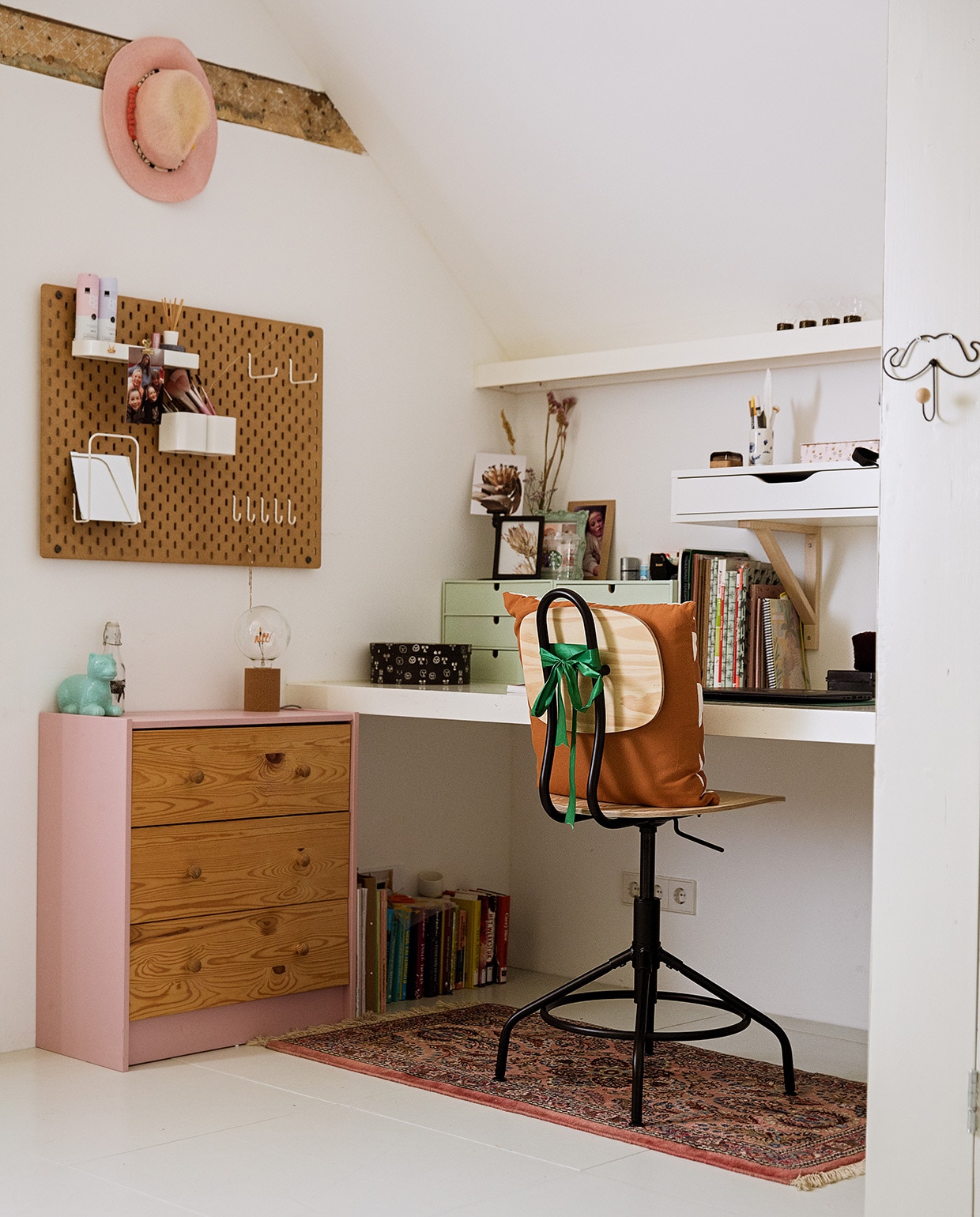 Prikbord, stoel en kastje (zelfgeschilderd) Ikea. Hoed Sissy-Boy. Kussen Ferm Living. Bureau zelfgemaakt. Kleed souvenir uit Zweden. vtwonen 03-2021 | Styling Ilona Jongepier | Fotografie Dana van Leeuwen