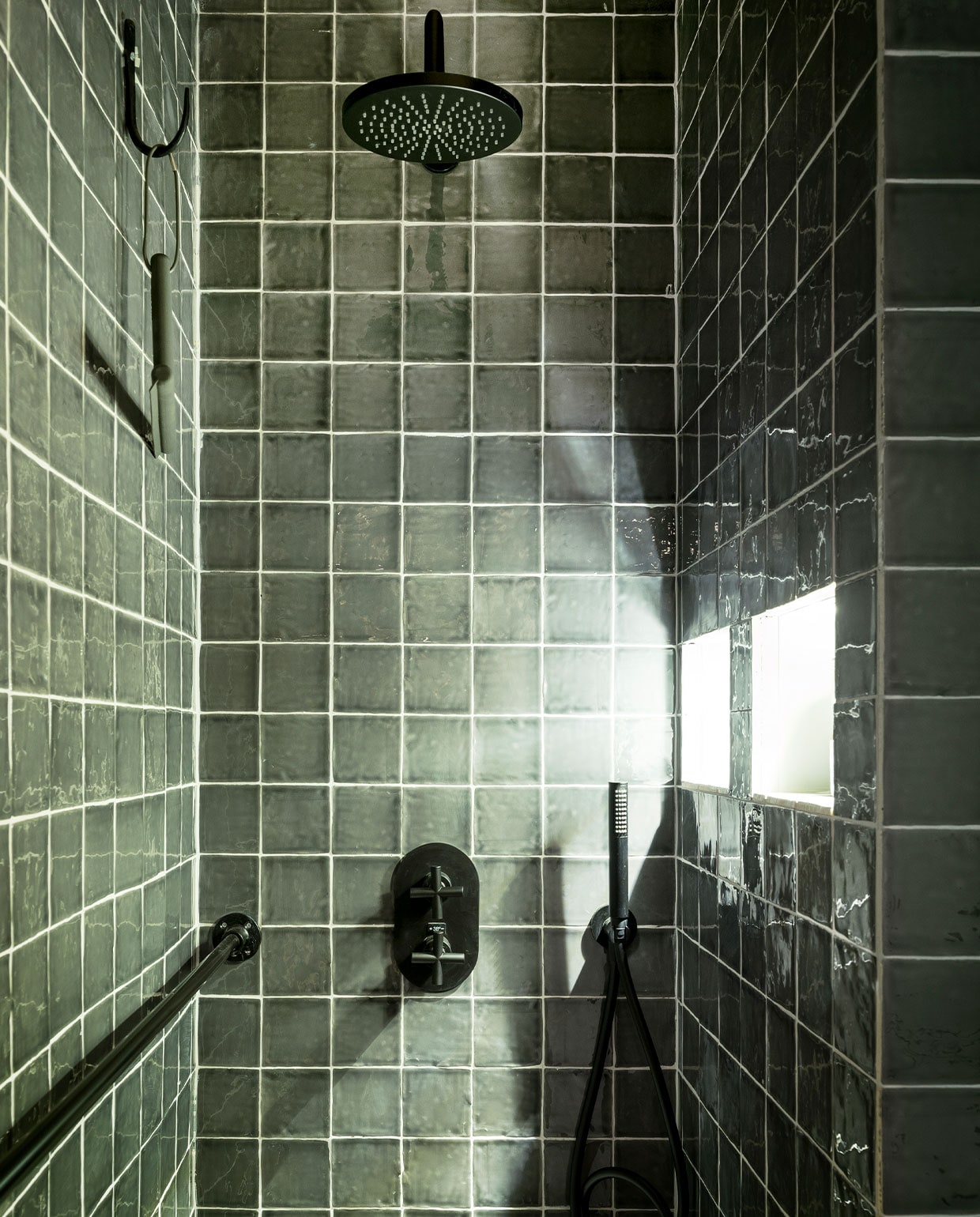 Wandtegel Square Concrete van vtwonen by Douglas &amp; Jones, 10x10 cm per m² € 64,-, hoofddouche Curve € 289,-, douche- arm Curve € 139,-, doucheset Cross € 169,-, afdekset inbouw- thermostaat Cross € 579,-, wastafelkraan Cross € 439,-, alles in kleur Charcoal en van vtwonen (vtwonen.nl/verkoopadressen). vtwonen 13-2017 woonbeurs special | fotografie Sjoerd Eickmans