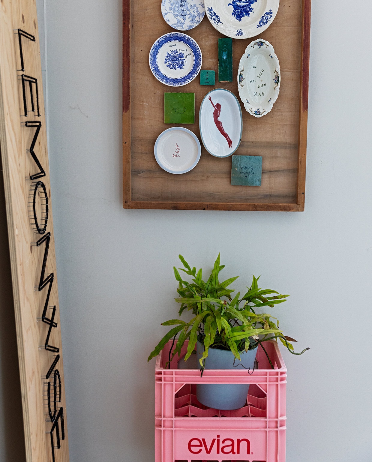 Visual merchandising Lemonwise gemaakt door Esley Sevil. Oude la gebruikt als baklijst met daarin keramiek van Lemonwise. Krat van Evian als plantenbak voor de varen. vtwonen 07-2021 | styling Ilona Jongepier | fotografie Dana van Leeuwen