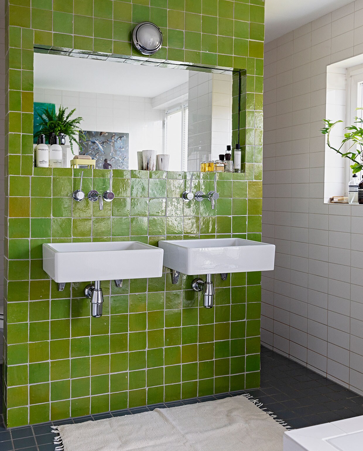 De bestaande witte badkamer werd opgefleurd met zelliges, Marokkaanse tegels. Sanitair Villeroy &amp; Boch. Lamp Luceplan. Kleed meegenomen uit Uganda. vtwonen 07-2021 | styling Ilona Jongepier | fotografie Dana van Leeuwen