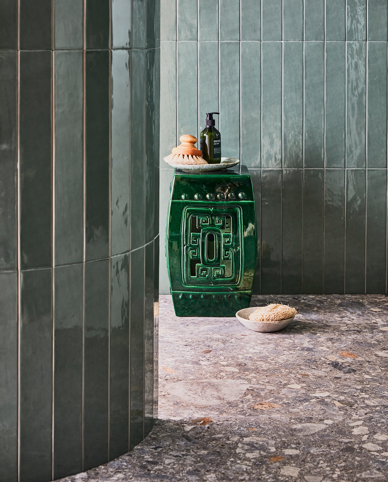 Wandtegel Marrakesh, kleur Army Green, glans, 6,5×40 cm. Vloertegel Composite, kleur Multicolor, 120×120 cm.M.m.v. polspotten.nl (keramieken kruk), hm.com (handwas Meraki), weldaad.com (marmeren schaal). vtwonen 08-2021 | productie Tanja Saarberg | styling Cleo Scheulderman | fotografie Jeroen van der Spek