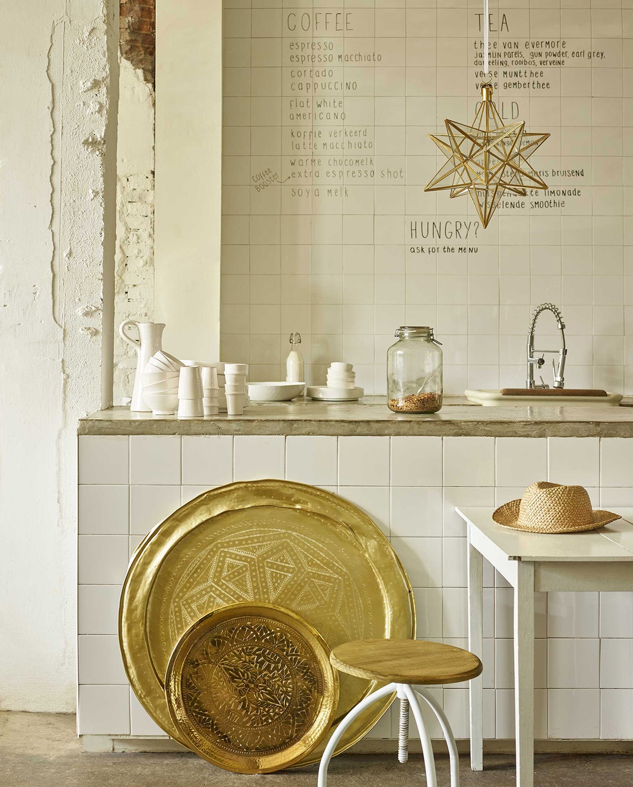 Witte kopjes, kommetjes, karaf, schaal, lamp (Household Hardware). Grote schaal, goudkleurig gespoten met spuitbus (Nijhof). Goudkleurige schaal van Madam Stoltz (Deens). Tafel, kruk (Portrait). Overig privébezit. vtwonen 07-2016 | Fotografie Tjitske van leeuwen | Styling Marianne Luning