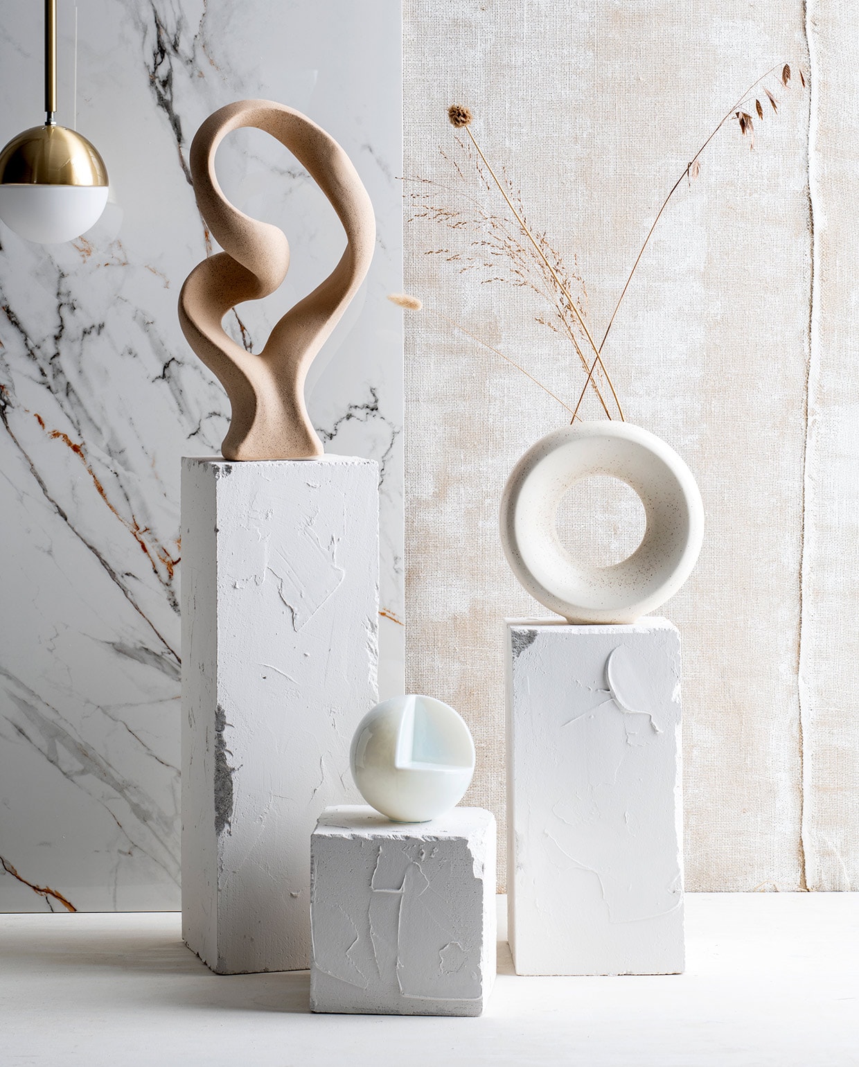 Beeld Stoneware, design bol ornament, witte vaas keramiek spikkel rond hkliving (shop.vtwonen.nl). Marmerplaat Verona (tegelsinhuis.nl). Overig privébezit. vtwonen 07-2021 | styling Myla Griese | fotografie Louis Lemaire | video Lotte Kwant