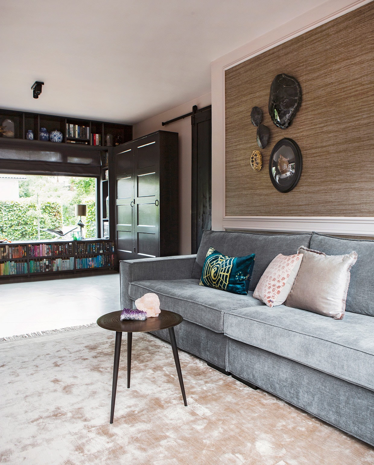 Muurverf Compromis Histor. Vloerkleed Zuiver. Bijzettafel Maison Manon. Groen kussen Claudi. Stippenkussen Maison Manon. Naturel kussen H&amp;M Home. Behang op plaat Tasar Arte Walls. Schilden van groot naar klein: Scotch Collectables, Loods 5, Scotch Collectables, HKliving, antiekwinkel Nijmegen. Zwarte kast zelfgemaakt. Verf kast Raaf Histor. Schuifdeur zelfgemaakt. Tafellamp Sissy-Boy Homeland. Boekensteun Taschen. Blauw-witte vaas gekregen van moeder. vtwonen 06-2021 | styling Liesbeth Visschedijk | fotografie Jeltje Janmaat | tekst Adeline Mans