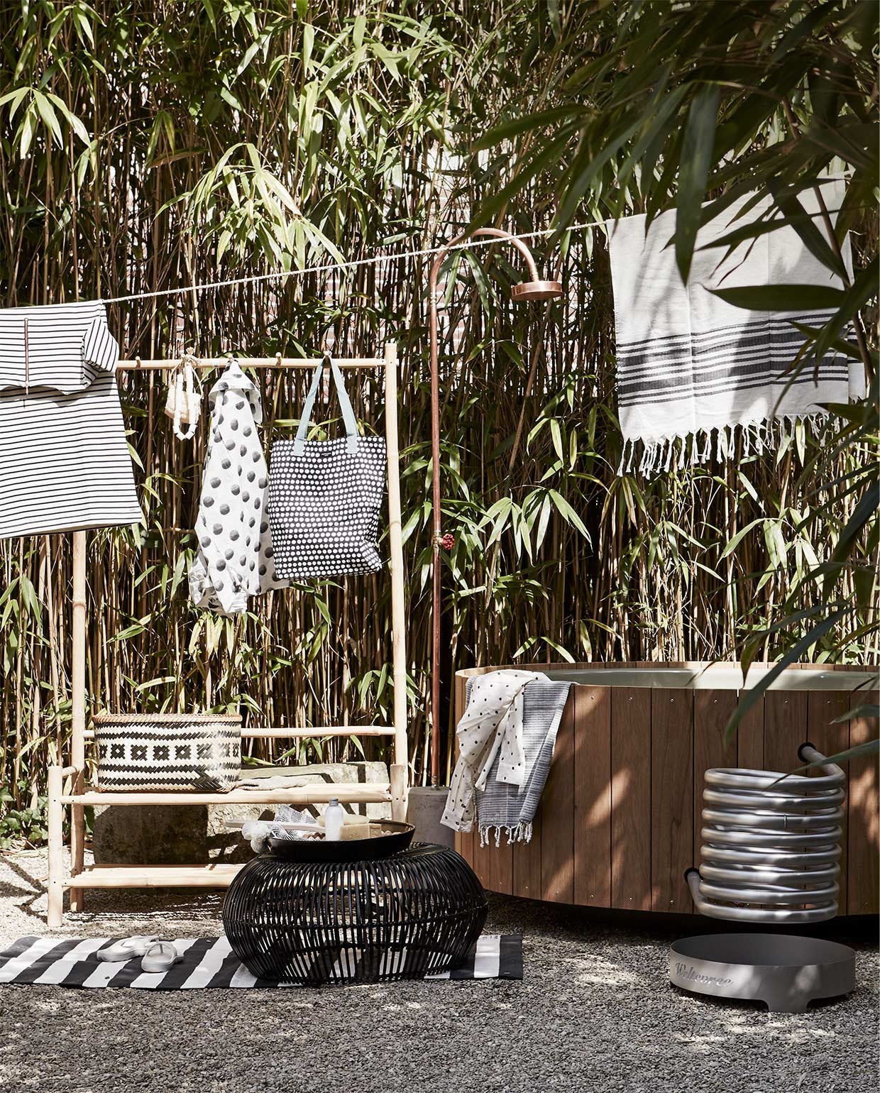 Bamboe kledingrek van Tine K Home, 100x180x55 cm (bxdxh) (couleurlocale.eu). Buitendouche van Seletti (musthaves.nl). Buitenbad Dutchtub Wood (weltevree.eu). Overig privébezit. vtwonen zomerboek 08-2020 | styling Cleo Scheulderman | fotografie Alexander van Berge