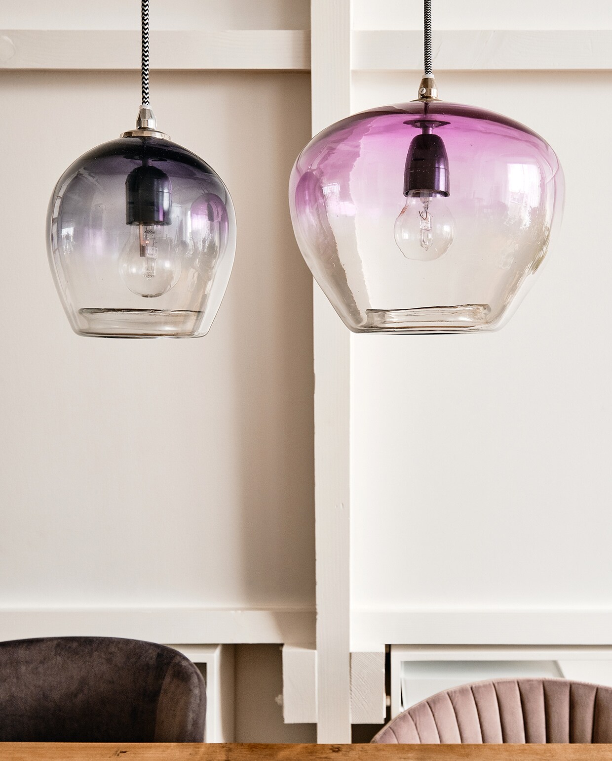 Donkerblauwe en paarse hanglampen Loods 5 vtwonen 06-2021 | productie CocoFeatures | fotografie Roos Oosterbroek