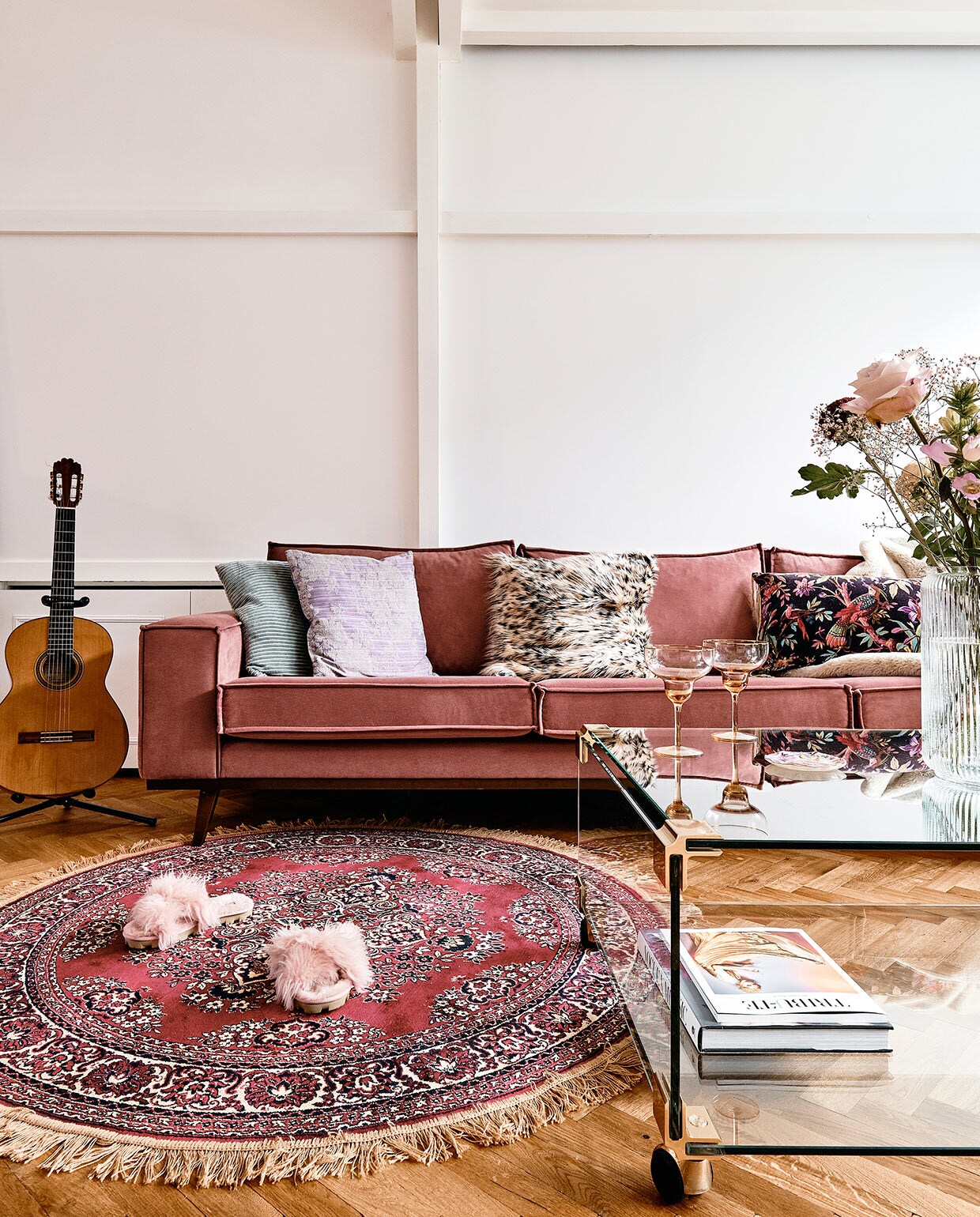 Wandkasten gemaakt door vader. Bank gekregen decorstuk van fotoshoot. Vloerkleed en kussens op bank Loods 5. Glazen salontafel Dig&amp;Dust Vintage. Champagneglazen Homestock. Vaas Bloomon. Schaaltje op tafel Anthropologie. Slippers Uggs. vtwonen 06-2021 | productie CocoFeatures | fotografie Roos Oosterbroek