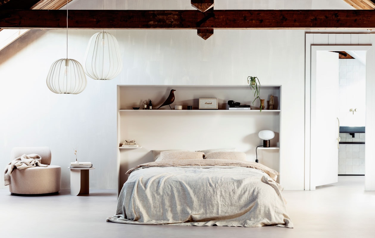 Op de muur kalkverf kleur Coffee Cream, verf bedombouw kleur Coffee Cream (pure-original.nl). Grote Balloon Ivory lamp, Balloon Ivory lamp klein (bolia.com). Fauteuil Sinclair, bijzettafel Plateau Sand (fest.amsterdam). Vogel Eames House Bird van Vitra (vtwonen.nl). Bruine koptelefoon van Marshall, speaker van Marshall (coolblue.nl). Marmeren vaasjes (kringloop). Bril (stories.com). Canvas boekje One line a day (andc.tv). Tafellamp Karl-Johan voor New Works (restored.nl). Dekbedovertrek kleur Hazel, kussenslopen kleur Hazel 50×60 cm, laken kleur Flax 260×300 cm (bymolle.com). Vloer Novilon Kiezel (vtwonen.nl/verkoopadressen). Overig privébezit. vtwonen 11-2019 productie &amp; styling Kim van Rossenberg | uitvoering Richard van Meerveld | fotografie Sjoerd Eickmans