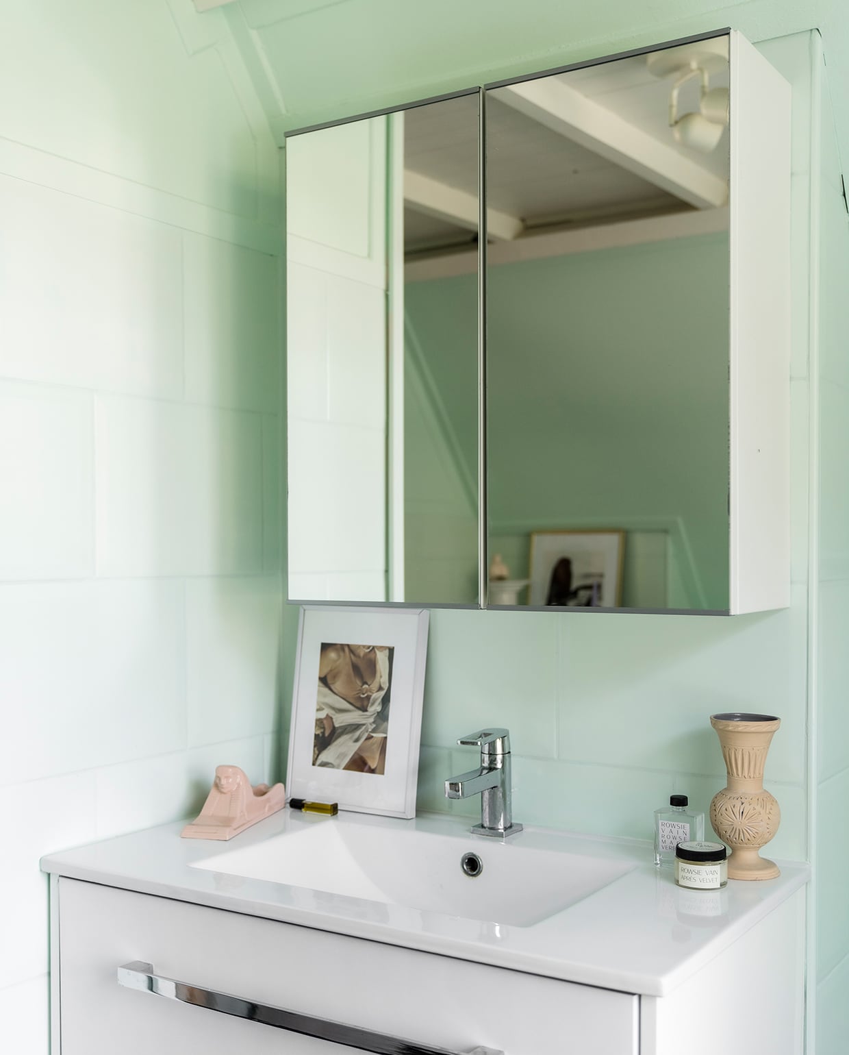 Muurverf Savooie Gamma. Voor , de tegels is deze kleur gemengd met tegelverf van Histor. Sfinxbeeldje op wastafel , Vint Amersfoort. Vaasje kringloop. vtwonen special tiny houses 03-2021 | fotografie Muk van Lil | tekst Caroline Westdijk