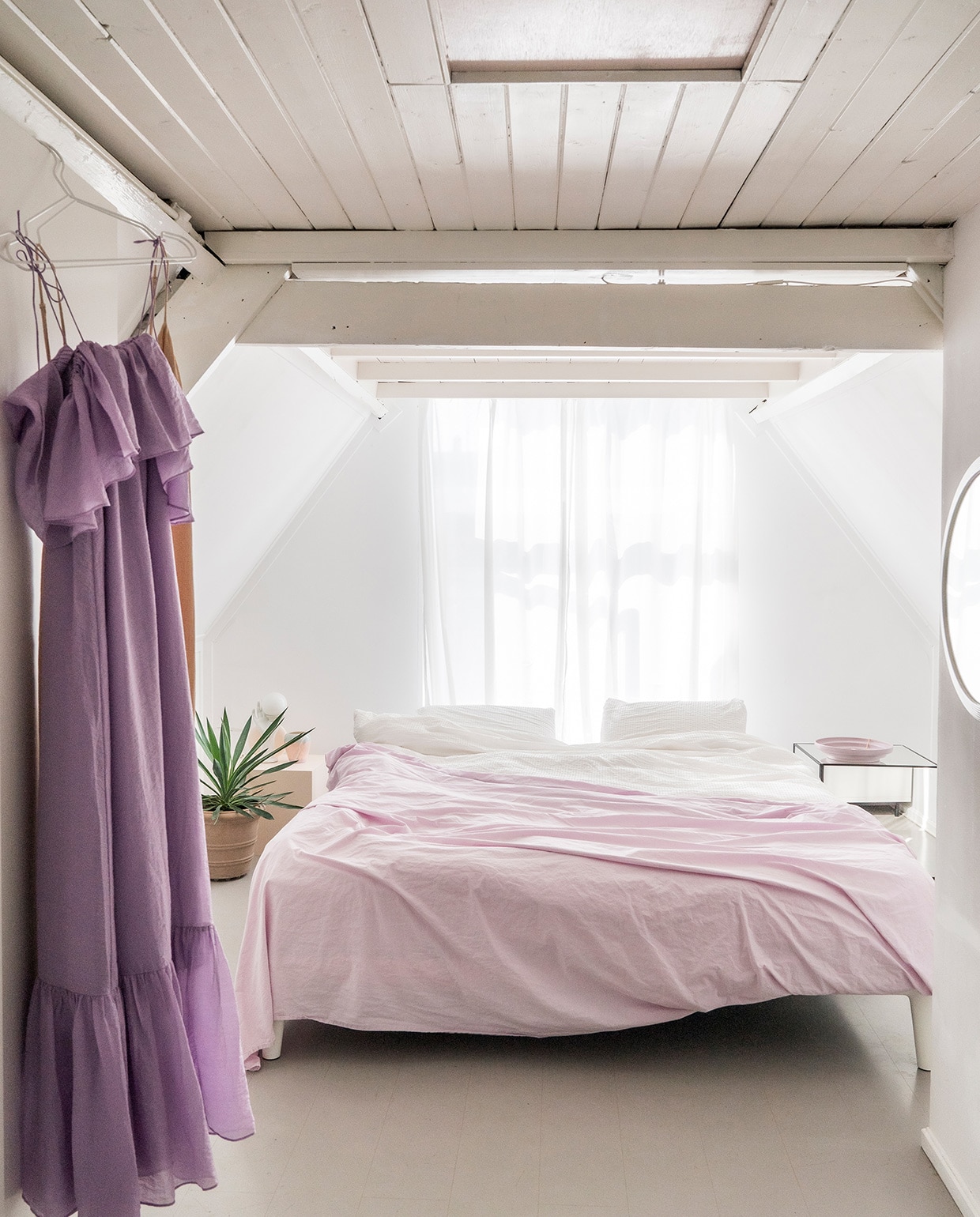 Roze laken als sprei Damai. Dekbedovertrek Crisp Sheets. Houten kubus links door timmerman gemaakt. Roze vaasje meegenomen uit Palm Springs. Spiegelkubus rechts Marktplaats. Schaal HKliving. vtwonen special tiny houses 03-2021 | fotografie Muk van Lil | tekst Caroline Westdijk
