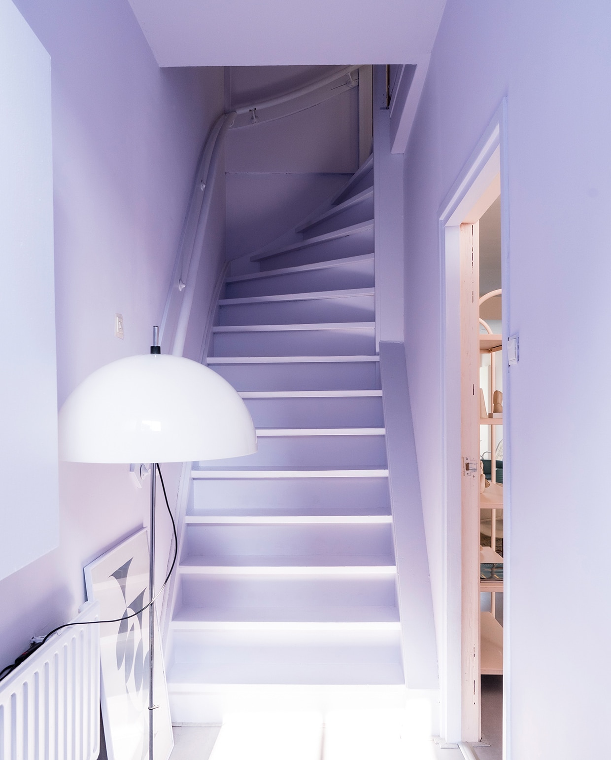 De hal is geschilderd in , kleur IG PS 1227 van Karwei, aangelengd met witte verf. vtwonen special tiny houses 03-2021 | fotografie Muk van Lil | tekst Caroline Westdijk