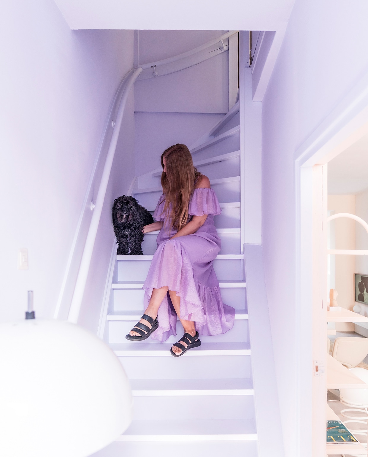 De hal is geschilderd in kleur IG PS 1227 van Karwei, aangelengd met witte verf. vtwonen special tiny houses 03-2021 | fotografie Muk van Lil | tekst Caroline Westdijk
