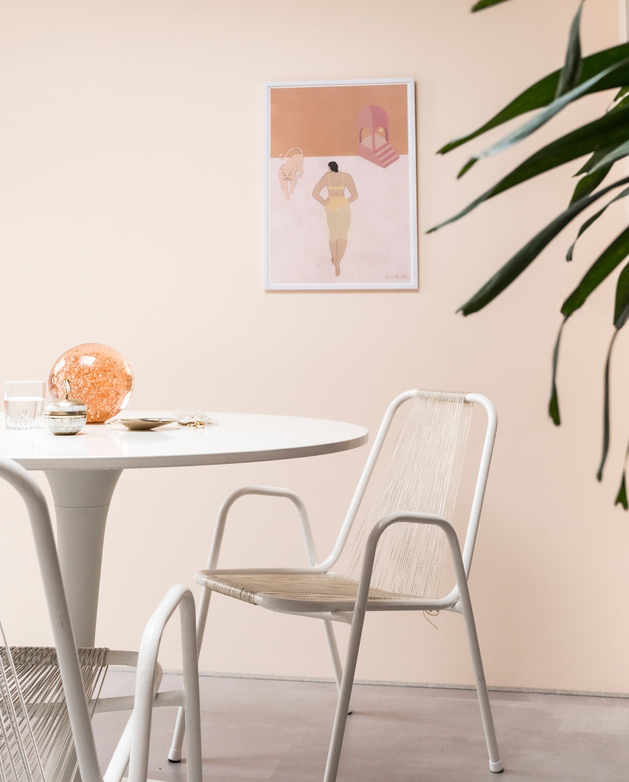 Eettafel Ikea. Italiaanse ijssalonstoelen Marktplaats, wit geverfd. Vintage presse papier Sprinkel + Hop. Kunstprint Isabelle Feliu via by-rogue.com. vtwonen special tiny houses 03-2021 | fotografie Muk van Lil | tekst Caroline Westdijk