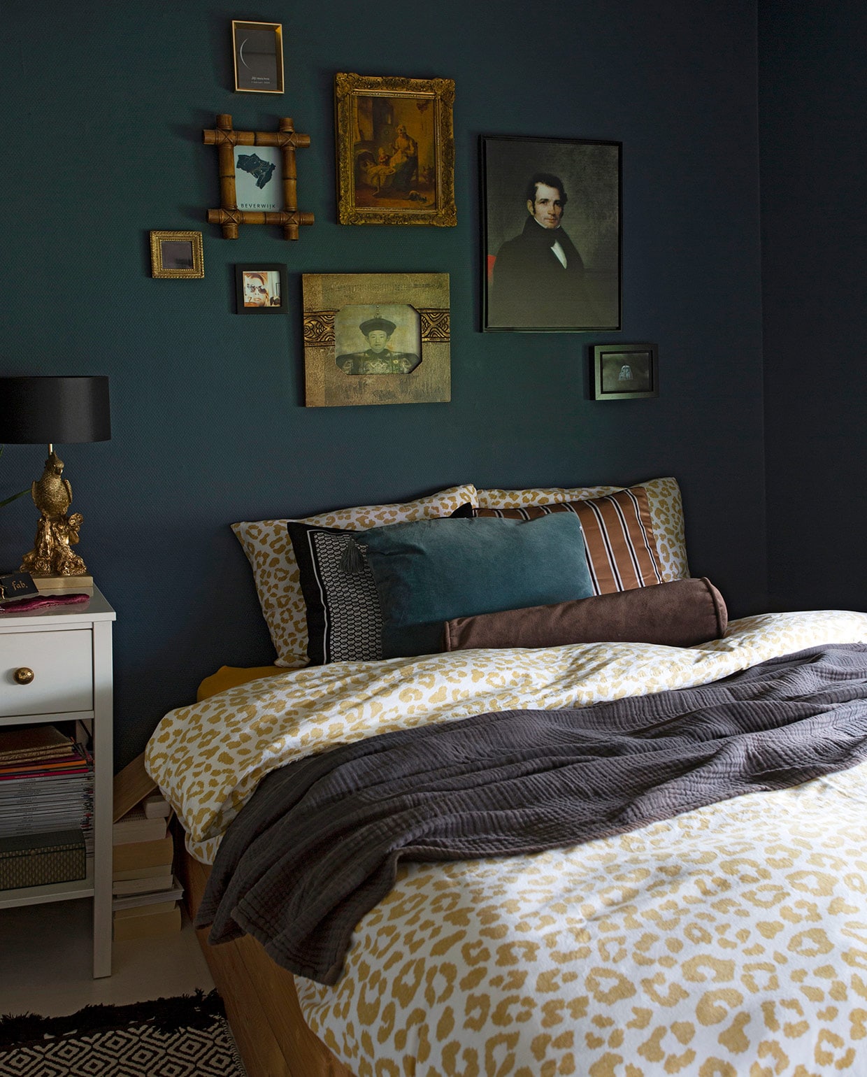 Muurverf Yippee Blue Histor. Vloer laminaat bouwmarkt. Vloerkleed H&amp;M Home. Lakens Leen Bakker. Kleed en kussens H&amp;M Home. Petrol kussen Sissy-Boy Homeland. Nachtlampje Xenos. Lijsten muur v.l.n.r.: Maanstand geboorte Jip in fotolijst Karwei. Brocante schilderijlijst erfstuk overgrootmoeder Jip. Print Karwei. Bamboe fotolijst antiekmarkt. Kleine schilderijen kringloopwinkel. Chinees schilderij V&amp;D. Geweven doek pudding Ursula van de Bunte. vtwonen 06-2021 | styling Liesbeth Visschedijk | fotografie Jeltje Janmaat
