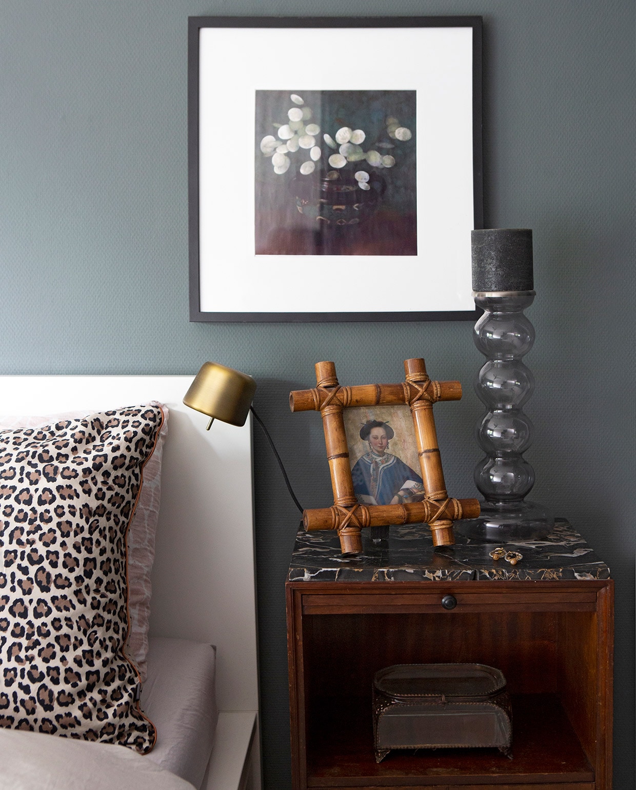 Leopard kussen Essenza Home. Nachtlamp, fotolijst, glazen kandelaar Ikea. Bamboe fotolijst antiekmarkt. Nachtkastje kringloopwinkel. vtwonen 06-2021 | styling Liesbeth Visschedijk | fotografie Jeltje Janmaat | tekst Adeline Mans