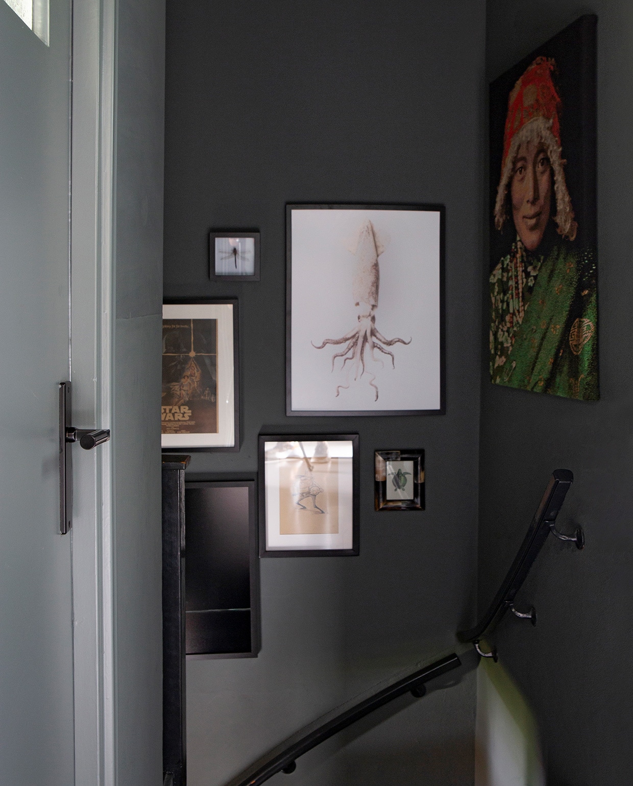 Muurverf gobi-grijs Perfection via Praxis. Verf trapleuning Raaf Histor. Print Star Wars Etsy. Opgezette libel gevonden in tuin. Foto inktvis Ursula van de Bunte. Print schildpad ansichtkaart. Geweven doek foto Steve McCurry via Maaike Verdurmen. vtwonen 06-2021 | styling Liesbeth Visschedijk | fotografie Jeltje Janmaat | tekst Adeline Mans