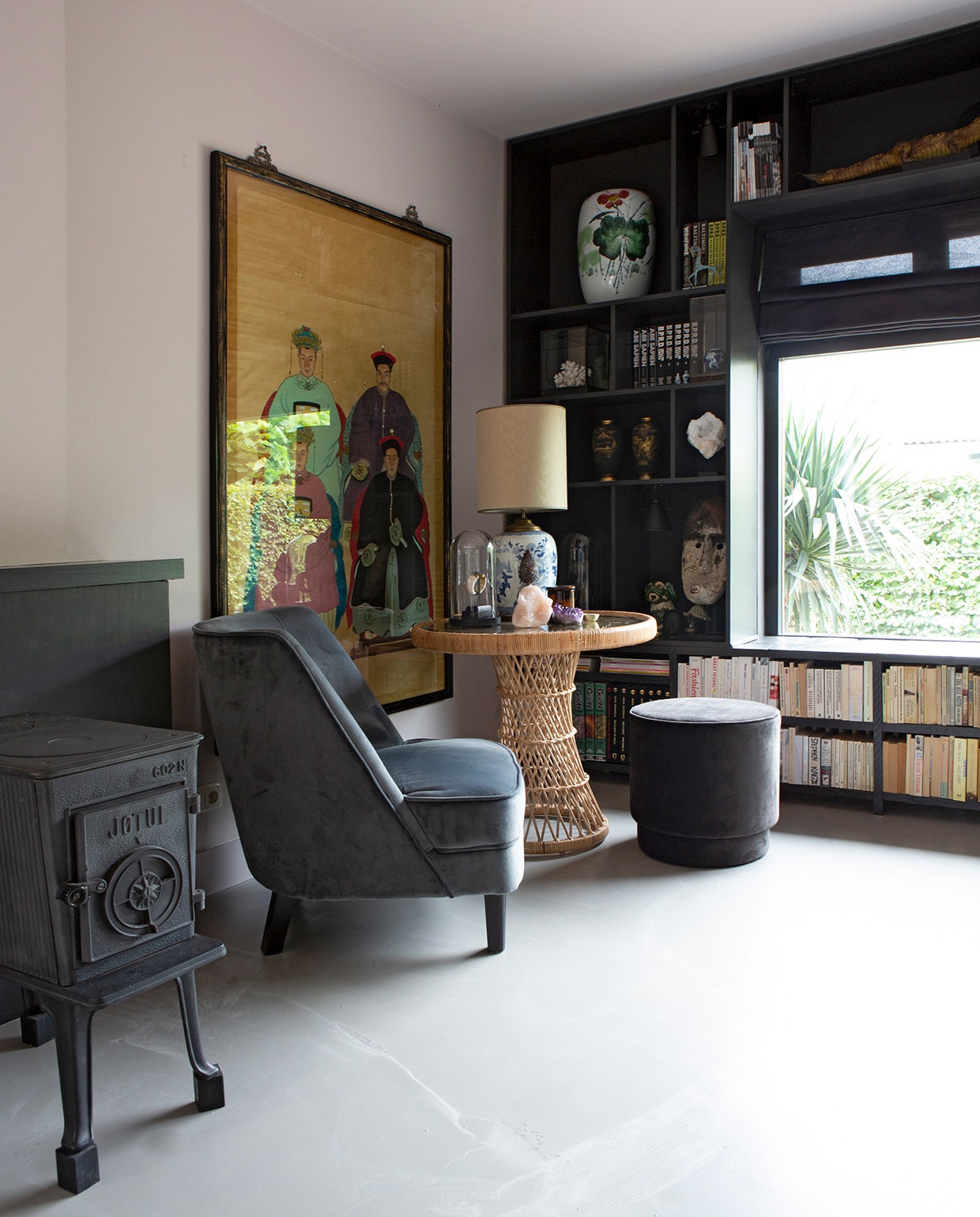 Muurverf Compromis Histor. Jotul kachel, antiek portret, voet tafellamp Marktplaats. Fauteuil Rofra Home. Poef Karwei. Rotan tafel HKliving. Lampenkap Maison Manon. Stolp Loods 5. Rozenkwarts gekregen. Amethist Stone World. Geurkaars Zara Home. Boekenkast zelfgemaakt. Verf boekenkast Raaf Histor. Vaas gekocht in eetcafé. Koraal IJ-hallen. Stolp H&amp;M Home. Vazen kofferbakmarkt. Bergkristal op voet Stone World. Masker Ibiza Outdoor. Gordijnen Harry’s Stoffen. Krokodil De StadsZolder. vtwonen 06-2021 | styling Liesbeth Visschedijk | fotografie Jeltje Janmaat