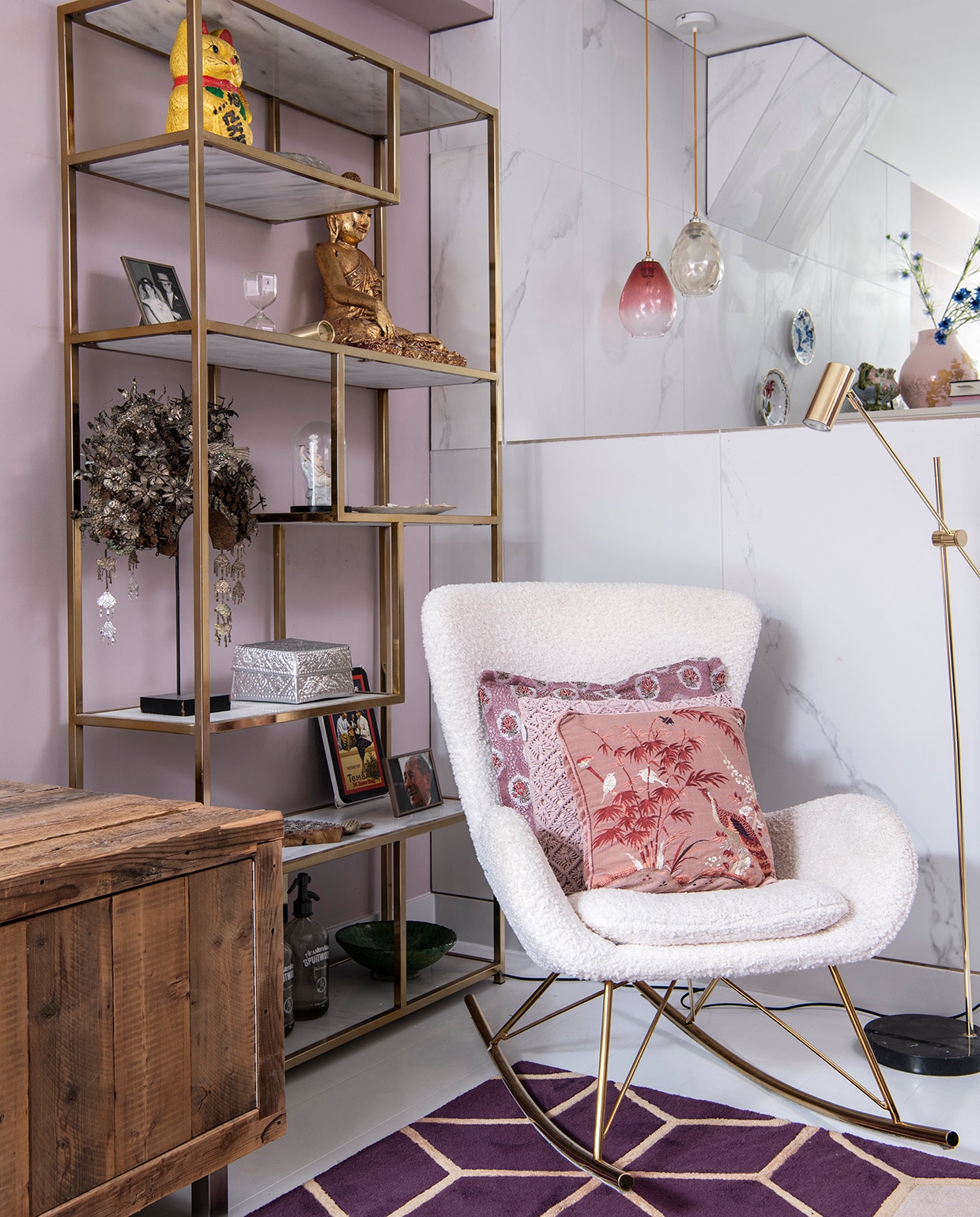 Schommelstoel van Westwing, kussens van De Weldaad. Ernaast messing lamp van Zenza, kast van Loods 5. vtwonen 06-2021 | productie Insidehomepage | styling Inge van Lieshout | fotografie Louis Lemaire