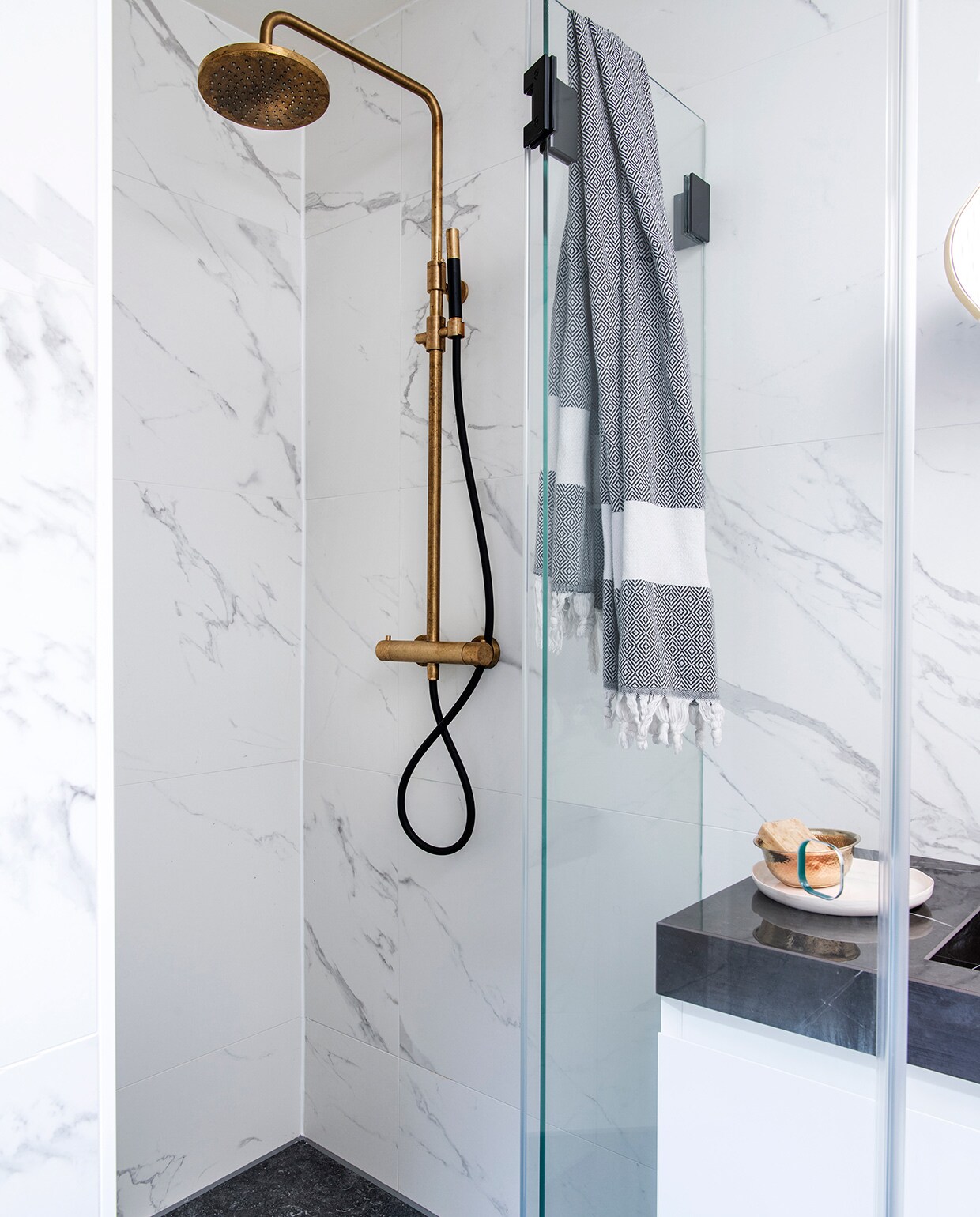 Badkamer en tegels via Ton Scholten Tegelhandel, Hammamdoek van El Ramla Hamra. vtwonen 06-2021 | productie Insidehomepage | styling en tekst Inge van Lieshout | fotografie Louis Lemaire | tekstbewerking Renske Schriemer