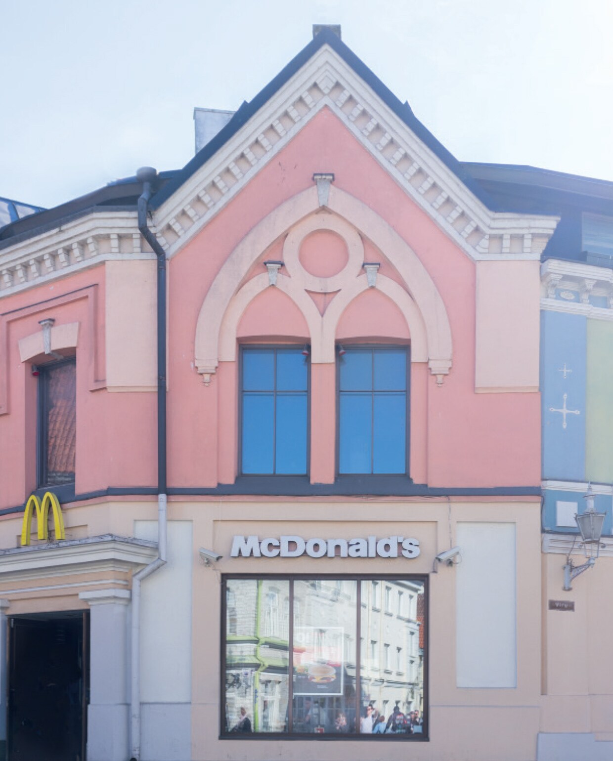 De roze McDonald’s in Talinn, Estland vtwonen zomerboek 08-2020 | foto en productie Anki Wijnen zilverblauw.nl