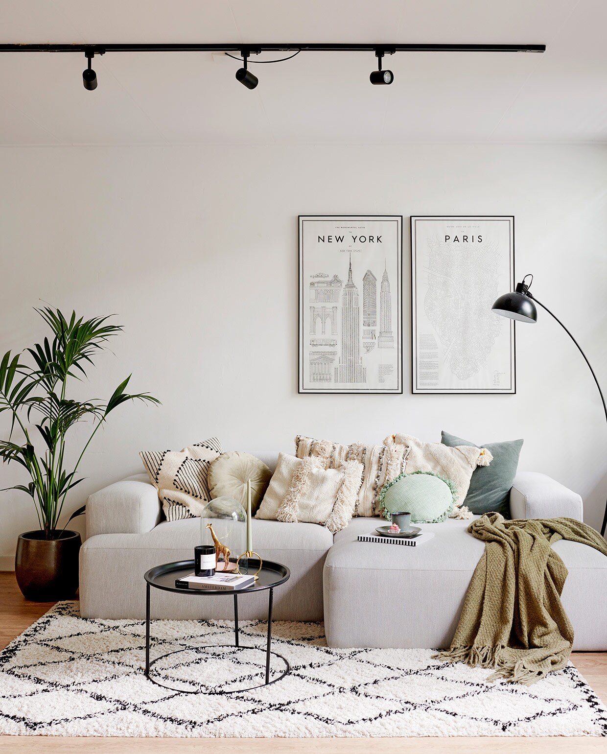 Bank Westwing, zwart-wit kussen en twee groene kussens H&amp;M Home, rond kussen Jysk, drie witte kussens The Weavery Shop, plaid Jysk. Vloerkleed en bijzettafel Karwei. Kandelaar Living-in By Romy’s. Stolp en giraffe Action. Geurkaars Skins Cosmetics. Zwarte vloerlamp herkomst onbekend. Spots plafond lampenlicht.nl. Posters My Guide To New York en Parijs van David Ehrenstråhle, myguideto.se. vtwonen special tiny houses | Productie Features &amp; More  | Styling Wilma Custers | Fotografie Renee Frinking | Tekst Chantal Hintze | Tekstbewerking Caroline Westdijk