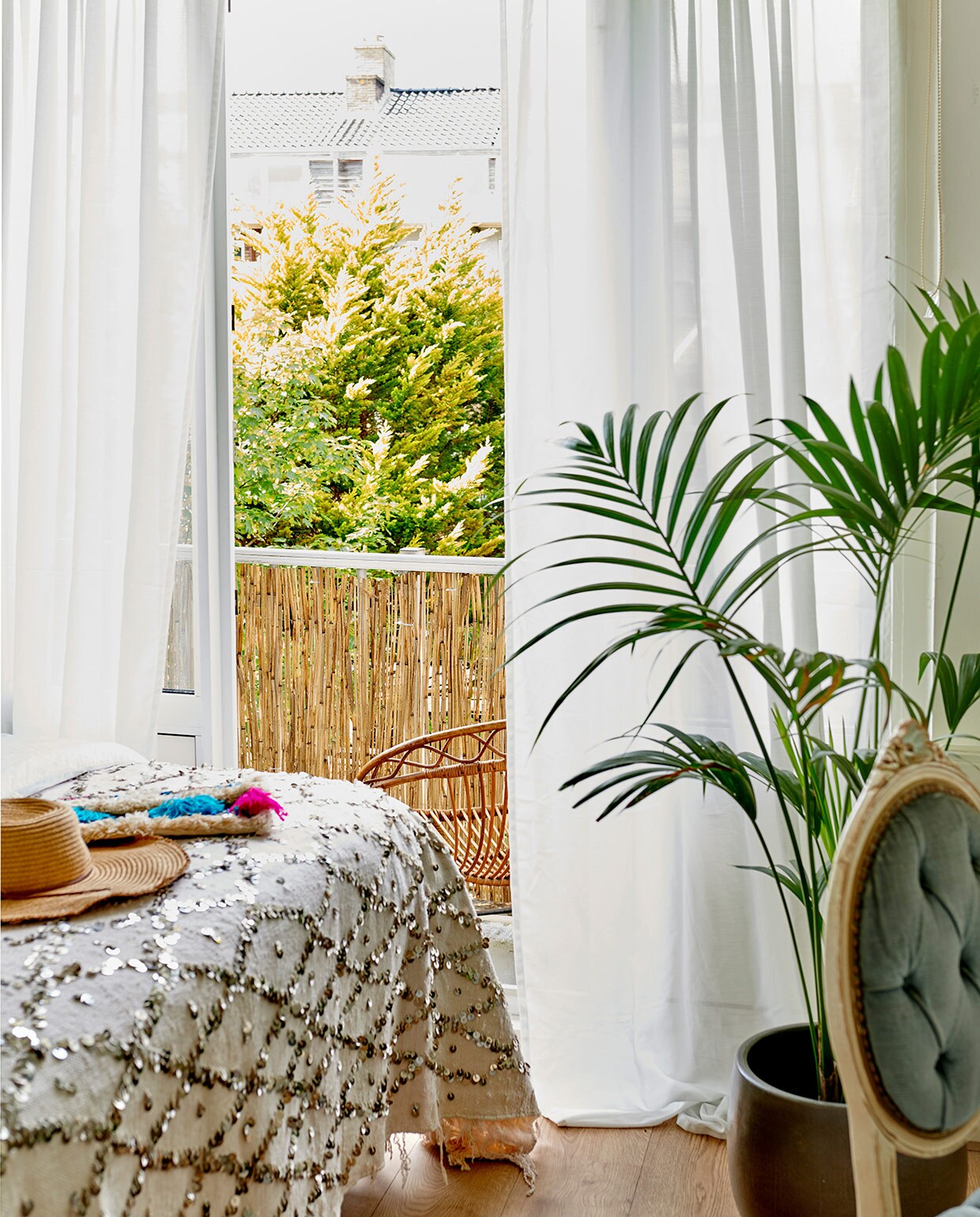 Bruiloftsdeken The Weavery Shop. Stoel Old Harry’s. vtwonen special tiny houses | Productie Features &amp; More  | Styling Wilma Custers | Fotografie Renee Frinking | Tekst Chantal Hintze | Tekstbewerking Caroline Westdijk