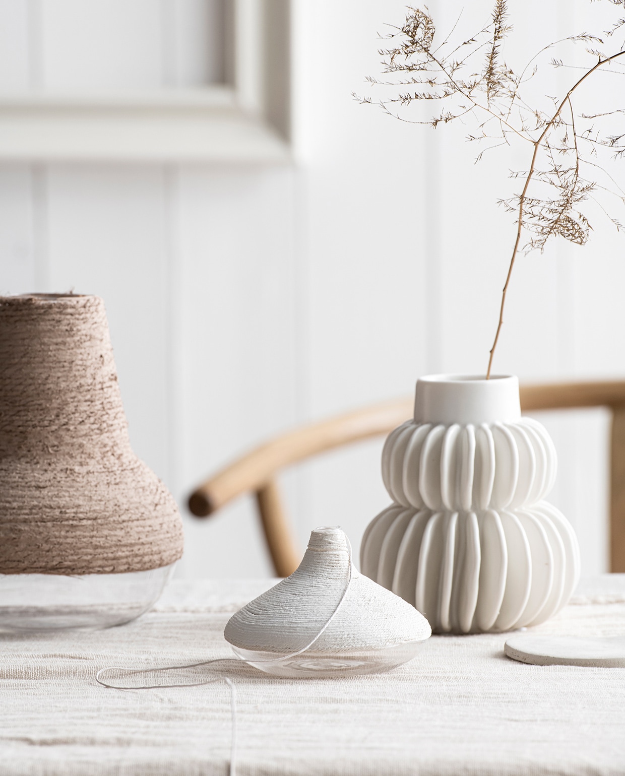 Keramieken vaas van Bloomingville (shop.vtwonen.nl). Stoel Wishbone Chair (flinders.nl). Washed linnen tafelkleed, 142×270 cm vvlifestyle.nl). vtwonen 07-2021 | styling Myla Griese | fotografie Louis Lemaire