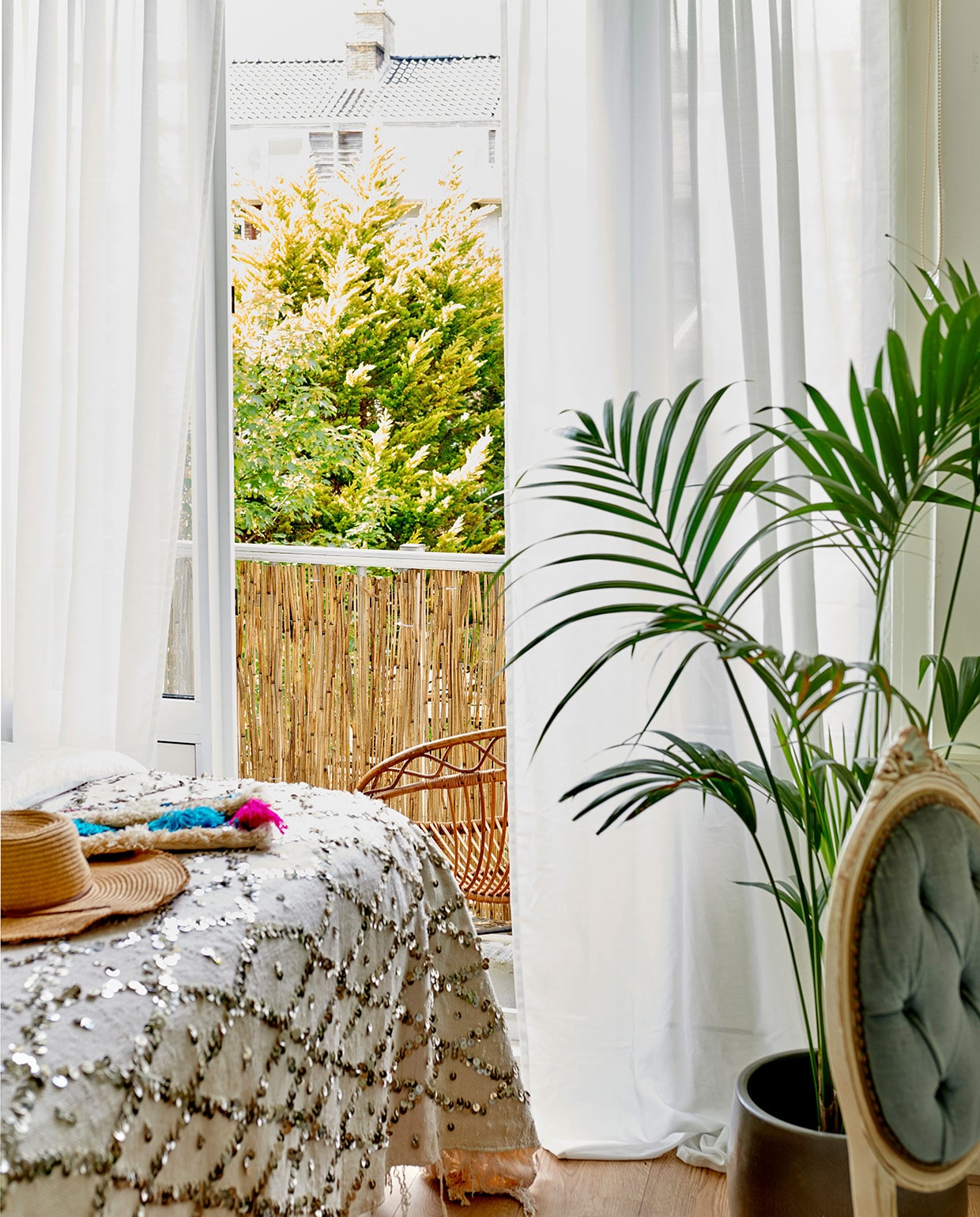 Marokkaanse kussens en bruiloftsdeken The Weavery Shop. Stoel Old Harry’s. vtwonen special tiny houses  03-2021 | productie Features &amp; More  | styling Wilma Custers | fotografie Renee Frinking