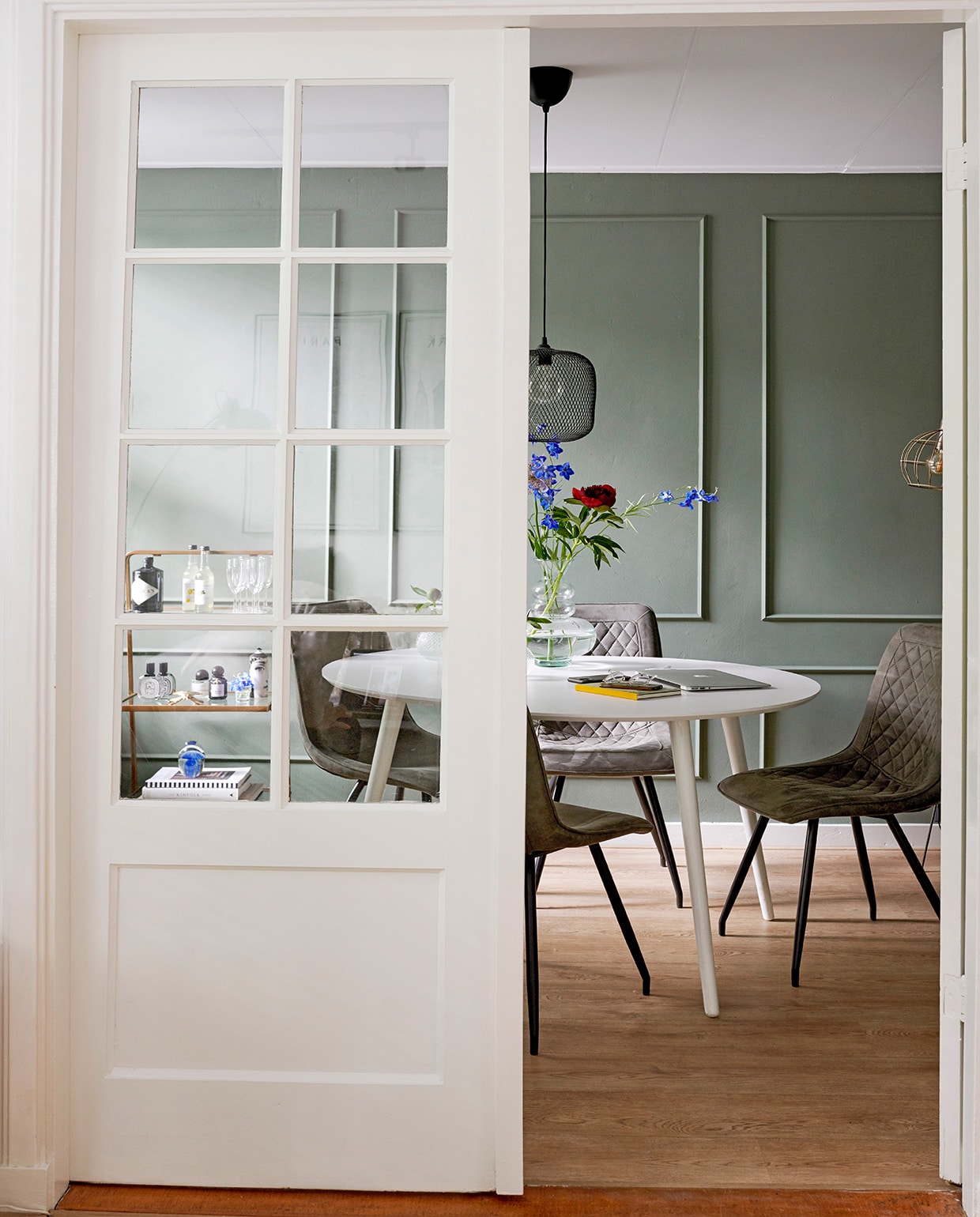 Serveerrek en glazen Living-in By Romy’s. Tafel Made. Stoelen Zitmaxx. Hanglamp Ikea. Dienblad op tafel herkomst onbekend, geurkaars in potje Fornasetti, glazen vaas Living-in By Romy’s. vtwonen special tiny houses  03-2021 | productie Features &amp; More  | styling Wilma Custers | fotografie Renee Frinking