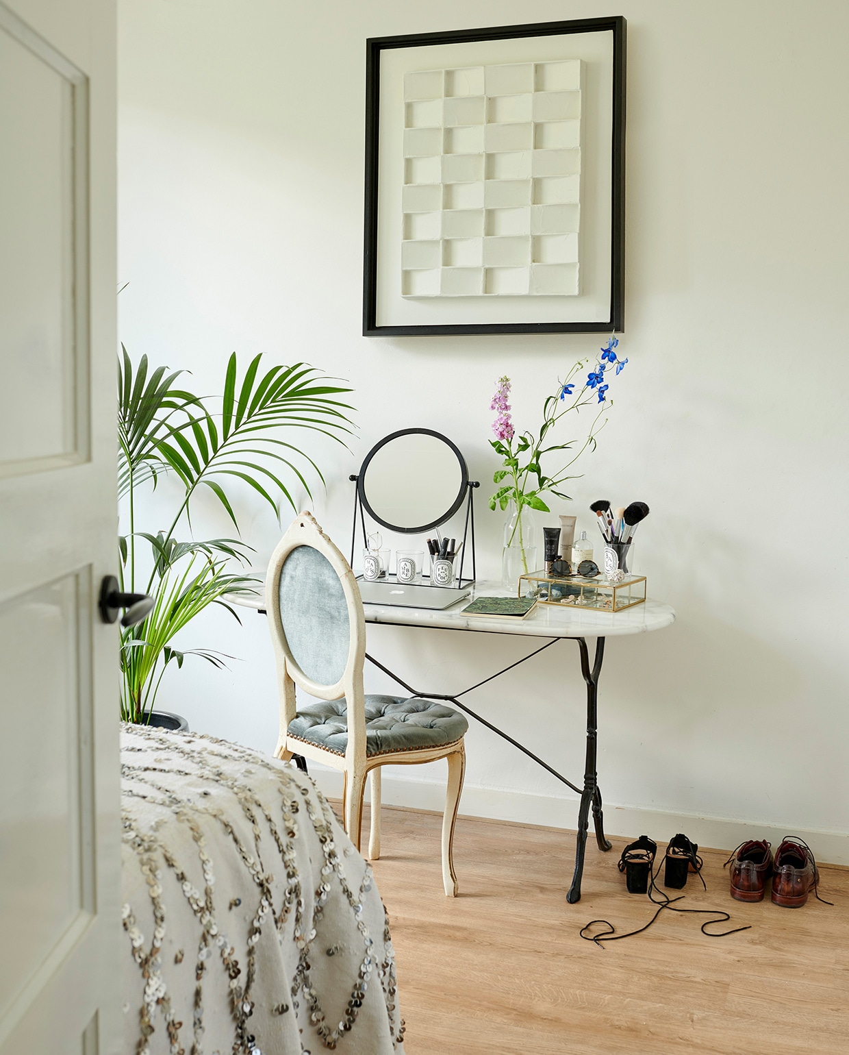 Kunstwerk Annemieke van Beek via artinreturn.nl. Toilettafel en stoel Old Harry’s. Spiegel Living-in By Romy’s. Glazen kistje Sissy-Boy Homeland. vtwonen special tiny houses  03-2021 | productie Features &amp; More  | styling Wilma Custers | fotografie Renee Frinking