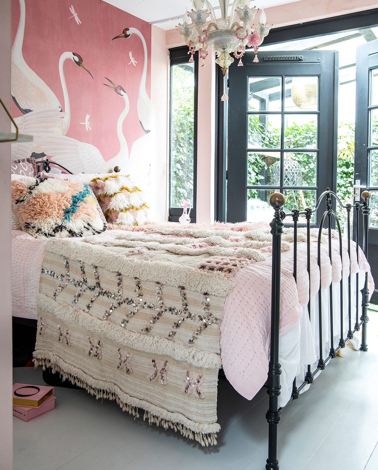 Behang kraanvogels Heron print van Gucci, vintage bed van Leeelijk. Kroonluchter van Murano-glas Antiekcentrum Amsterdam, Marokkaanse bruidssprei is een Handira via El Ramla Hamra. Kussen links van Aai Made With Love en rechts van Anthropologie. Roze kannetje in vensterbank is van Sjerpetine, gekocht op de Albert Cuyp. vtwonen 06-2021 | productie Insidehomepage | styling Inge van Lieshout | fotografie Louis Lemaire