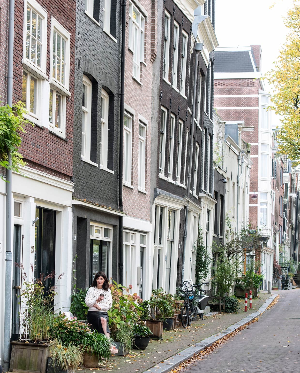 Voorkant van het huis in de Jordaan. vtwonen 06-2021 | productie Insidehomepage | styling Inge van Lieshout | fotografie Louis Lemaire