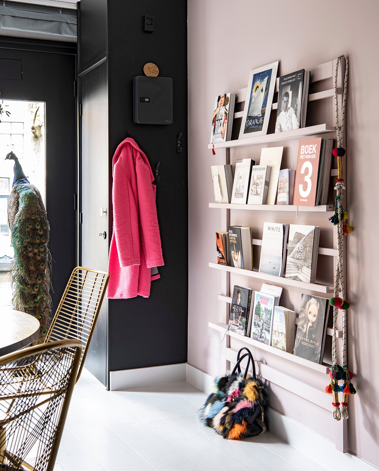 Boekenrek Loods 5. Krijtverf op de wand, Dubbelleven in de kleur Zoet. vtwonen 06-2021 | productie Insidehomepage | styling Inge van Lieshout | fotografie Louis Lemaire