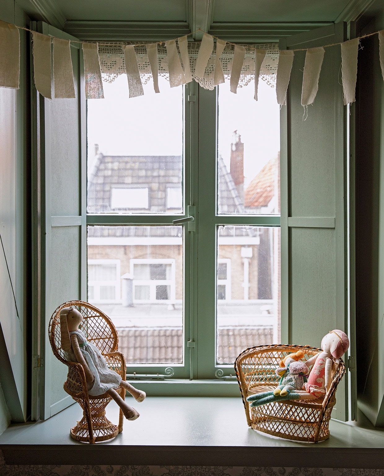 Verfkleur Aloë Vera van Painting The Past. Slinger Sukha. Poppenstoeltjes kringloopwinkel. vtwonen 06-2021 | styling Ilona Jongepier | fotografie Dana van Leeuwen