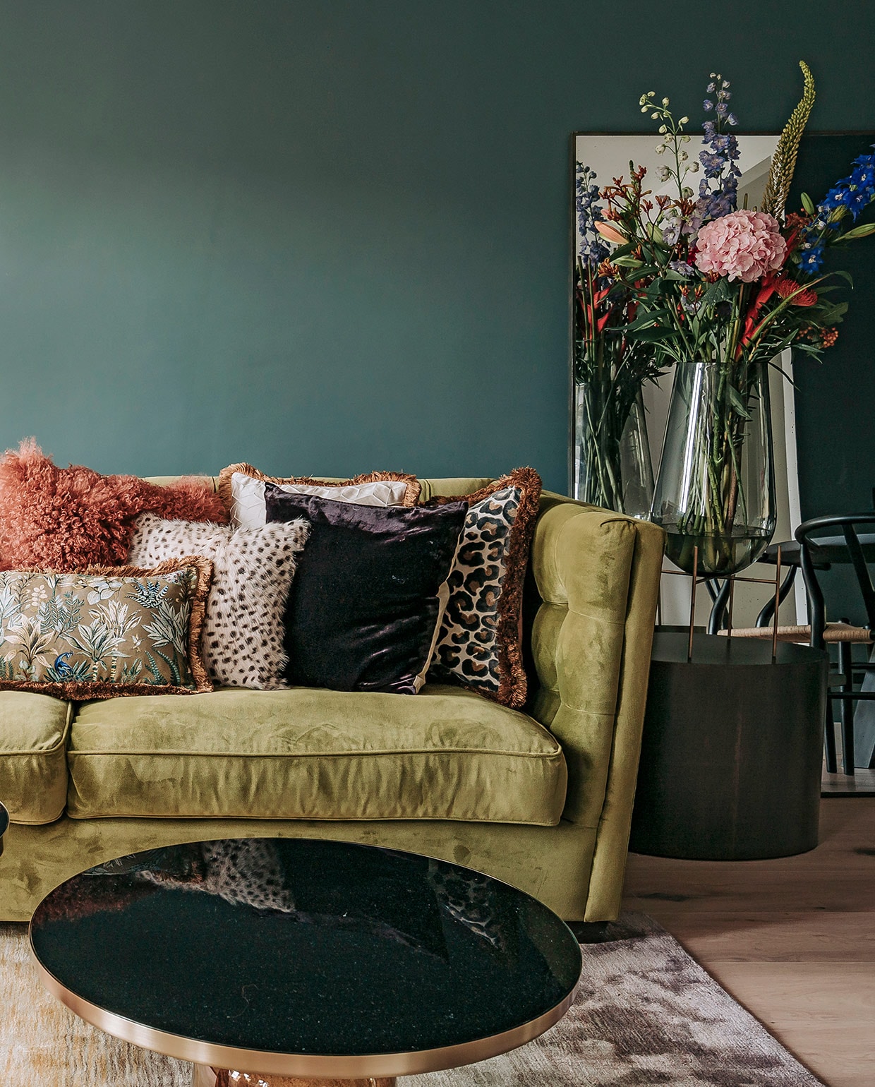 Muurverf Inchyra Blue van Farrow &amp; Ball. Bank Rofra Home. Bijzettafels Classicon. vtwonen 06-2021 | Productie CocoFeatures | Fotografie Muk van Lil | tekst Cathelijne van Wingerden