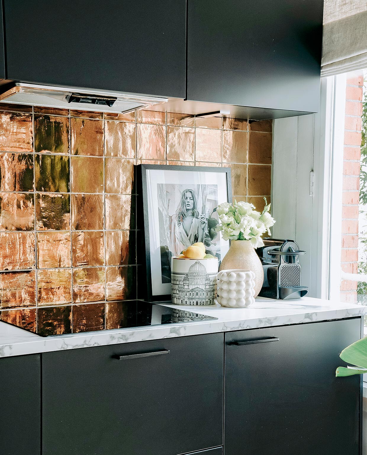 Keuken, marmeren werkblad en kraan Kooloos Interieurbouw. Tegels Megadump Tegels en Sanitair, vloer Nijhof. Zeeppompje en vaas Zara Home. Poef, kussen en schilderij Nox Studio Interiors. Plantenpot en plant Intratuin. Witte potten H&amp;M Home. vtwonen 06-2021 | Productie CocoFeatures | Fotografie Muk van Lil | tekst Cathelijne van Wingerden