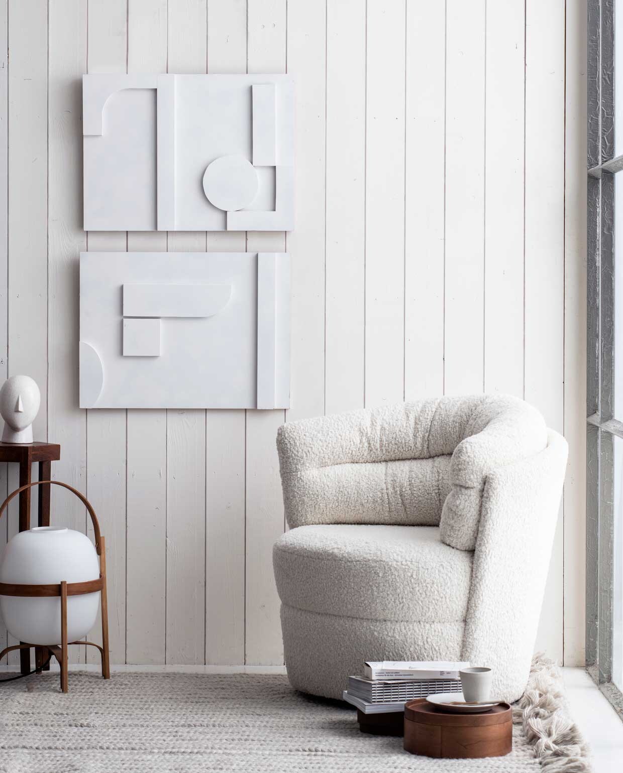 Kleed € 1350,-, boek € 65,-, mok € 14,50, bord € 29,-, kaarten set van 8 € 24,95(sukha.nl). Tafel € 45,99, ronde doos € 45,99 (zarahome.com). Stoel van HKliving €795,- (fonq.nl). Lamp € 781,- (edha-interieur.nl). Beeld gezicht € 19,95 (bijenkorf.nl).Boeken per stuk € 40,- (frozenfountain.nl). vtwonen 07-2020 | Productie &amp; styling Liza Wassenaar | fotografie Louis Lemaire