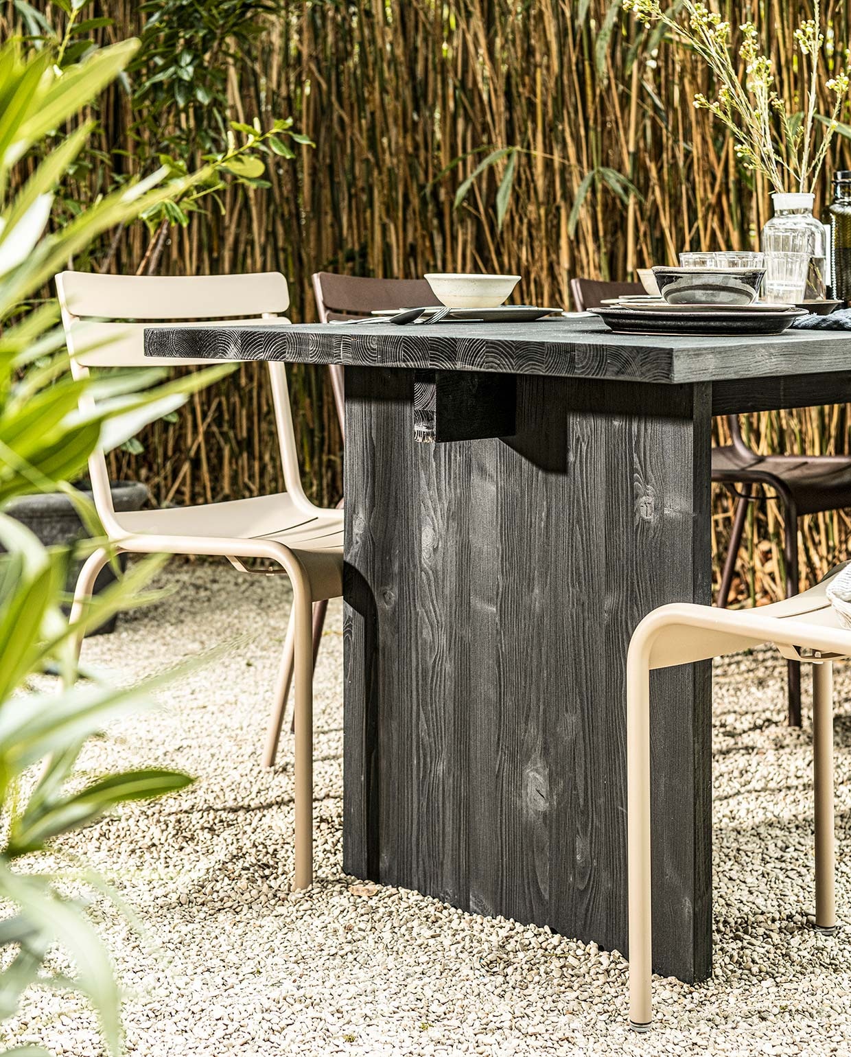 Stoelen Luxembourg van Fermob in kleuren Nutmeg en Russet (extravert.nl). Aluminium bank Outdoor Lounge Sofa olive, kussens Outdoor Lounge Sofa, brown, set van 2 rugkussens en 2 zitkussens, (hkliving.nl). Lichtgrijze schapenvacht Tibetan, 90×50 cm (nordal.eu). Rond kussen van Bloomingville, 45 cm (Ø), waterglazen Surface van Serax, set van 4 (vtwonen.nl). Theedoek beige/black stripes, rond brass dienblad, bestek Gorm mes, vork, lepel, grote zwarte kom Antique Black Dunes, soepborden Antique Black Dunes en Sand Dunes, dinerborden Antique Black Dunes en Sand Dunes, lunchborden Antique Black Dunes en Sand Dunes, kleine schalen Antique Black Dunes en Sand Dunes, kleine acaciahouten schaalt (iblaursen.nl). Overig privébezit. vtwonen 06-2021 | styling Kim van Rossenberg | uitvoering Richard van Meerveld | fotografie Sjoerd Eickmans