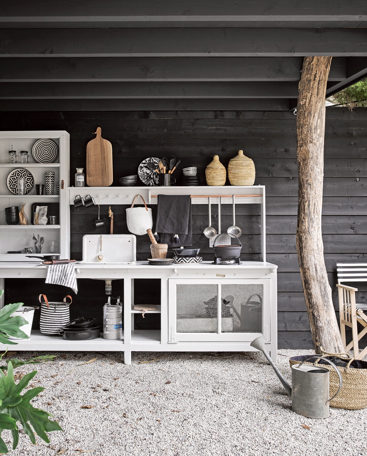 Keuken op maat gemaakt € 925,-, keukengerei rvs € 5,- (Combitex). Oude gieter € 30,- en witte emaillen emmer € 25,- (Burbri Antiek). Regisseursstoel € xxx (Maison NL). Gedessineerde zwart-witte schalen € 29,-, zwart-witte bekers € 9,75, zwarte kommen € 11,-, gestreepte kommen € 9,75, zwarte bordjes € 17,95, grote zwarte kom € 41,50 (Household Hardware). Houten snijplank € 45,-, witte mand met hengsel € 47,-, zwart-wit gestreepte mand € 57,-, houten vijzel € 29,-, naturel kleurige manden met deksel vanaf € 18,- (Couleur Locale). Theedoek met kwastjes € 24,50, mand met hengsels € 50,70, zwarte ovalen emaillen pannen vanaf € 18,95, emaillen steelpan groot € 10,80, klein € 8,80, drinkbekers met deksel en rietje € 3,38 (Madam Stoltz). Pan met bamboe deksel € 60,-. Emaillen kan zwart € 14,50 en kookgerei in zwart met bamboe vanaf € 9,30 (Nordal). Zwarte matte kommen € 17, zwarte emaillen bekers met oor € 12,50, in kast bekers zonder oor € 7,95 (Six and Sons). Emaillen schaal met marmer dessin € 27,- (Wolfware). Glazen Vardagen per 6 € 3,99 (Ikea). Overig privébezit. vtwonen 2017-08 | fotografie Alexander van Berge | styling Cleo Scheulderman