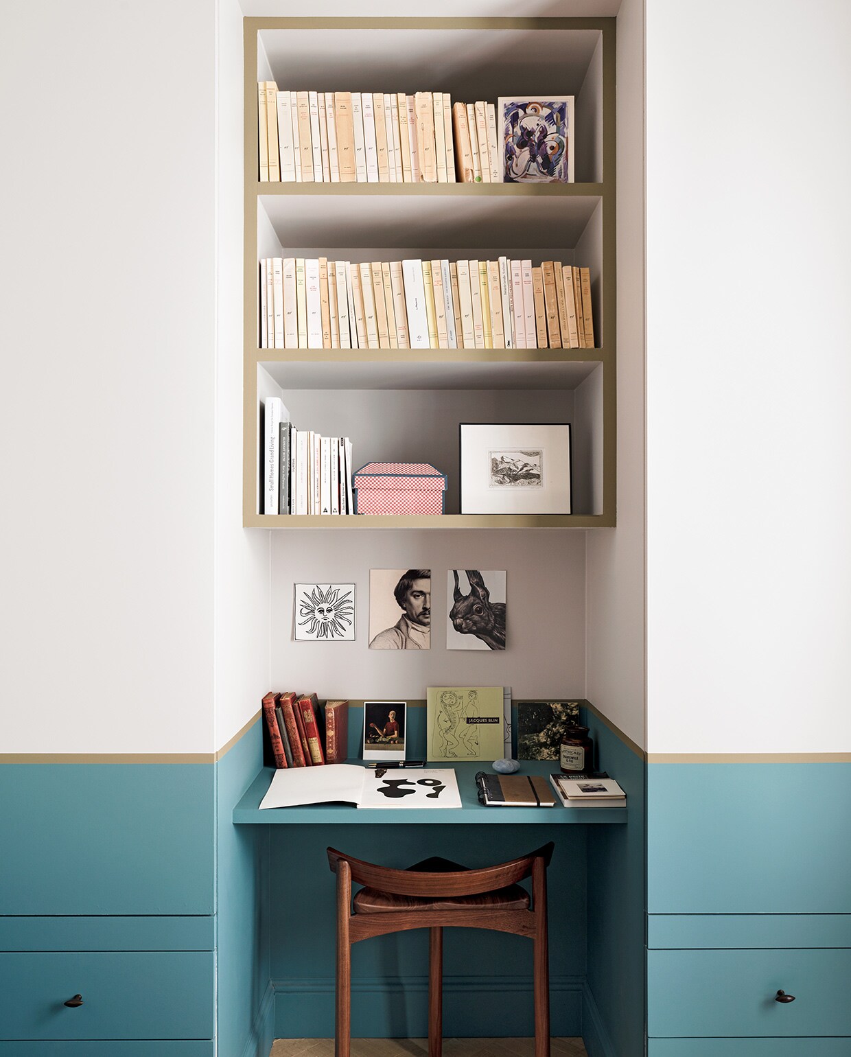 Blauwe verfkleur Mid Medici Blue, beige verfkleur Maya en kaki verfkleur Dark Stone, alles Ressource. Stoel San Compagnie Française de l’Orient et de la Chine. Bureau en inbouwkast zelfgemaakt van geverfd MDF. Kunstwerkjes Claire Kito voor Galerie Peinture Fraîche. vtwonen special tiny houses | Styling Marianne Evennou | Fotografie Stephan Julliard | Tekst Ian Phillips | Tekstbewerking Renate Dahlmans