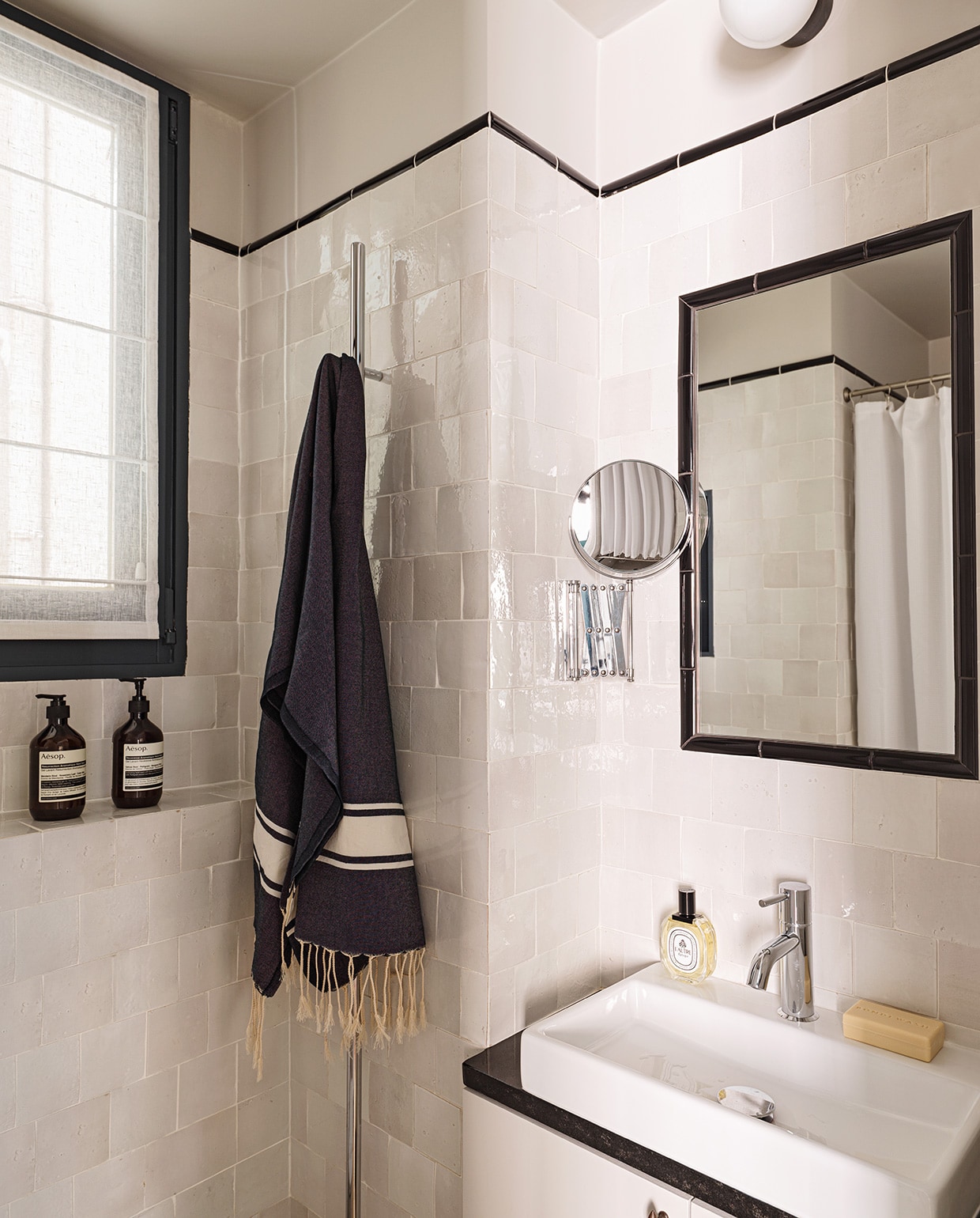 Zellige-tegels Mosaic del Sur. Wastafel en kraan Clou. vtwonen special tiny houses 03-2021 | styling Marianne Evennou | fotografie Stephan Julliard