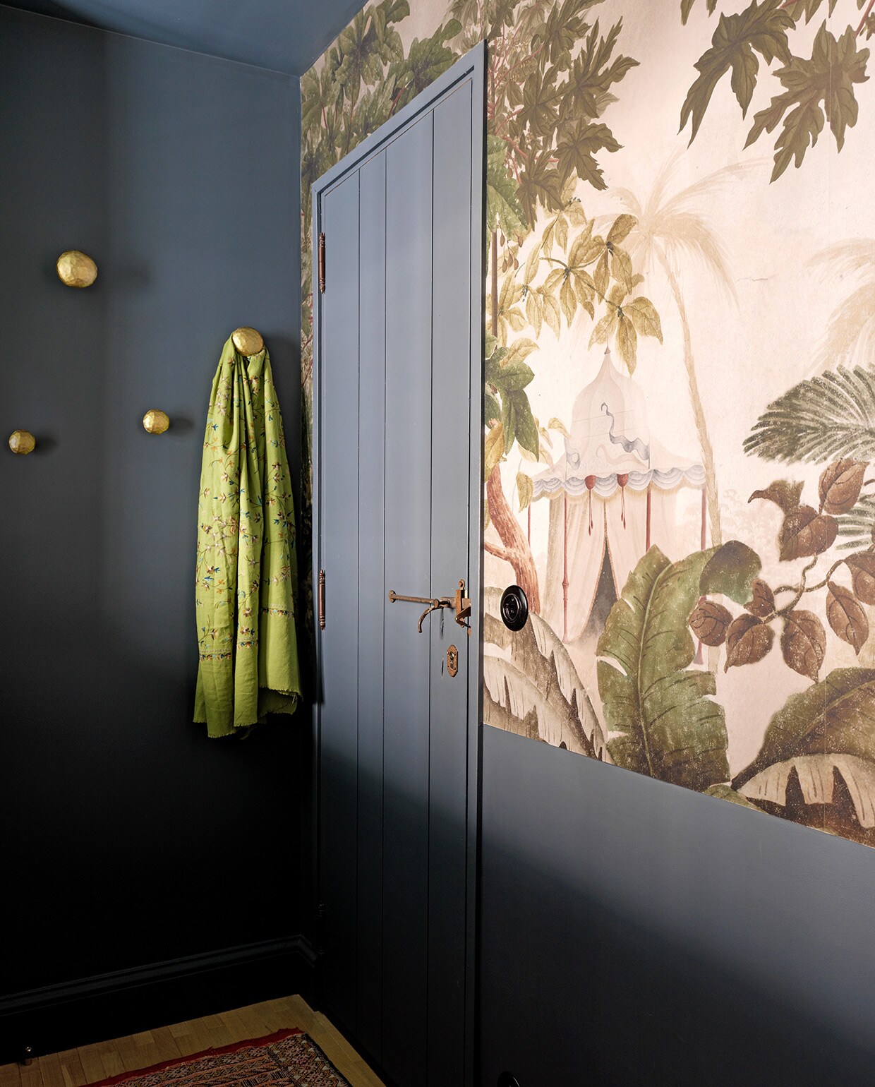 Behang Les Rives de l’Irrawaddy van Ananbô. Vloerkleed herkomst onbekend. vtwonen special tiny houses | Styling Marianne Evennou | Fotografie Stephan Julliard | Tekst Ian Phillips | Tekstbewerking Renate Dahlmans