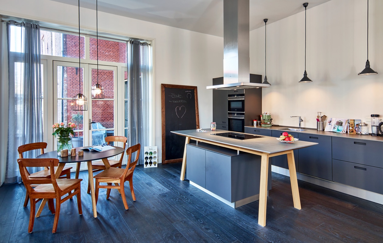 In de binnenstad van Leiden vond deze keuken (next125 NX902) een plek: met bijzondere kooktafel, lavazwarte matglas fronten en een keramieken werkblad.