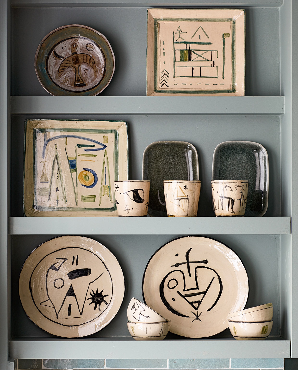 Verfkleur Amande SL05 van Ressource. Keramieken servies Catherine Magdelaine voor Galerie Peinture Fraîche. Overig herkomst onbekend. vtwonen special tiny houses 03-2021 | styling Marianne Evennou | fotografie Stephan Julliard