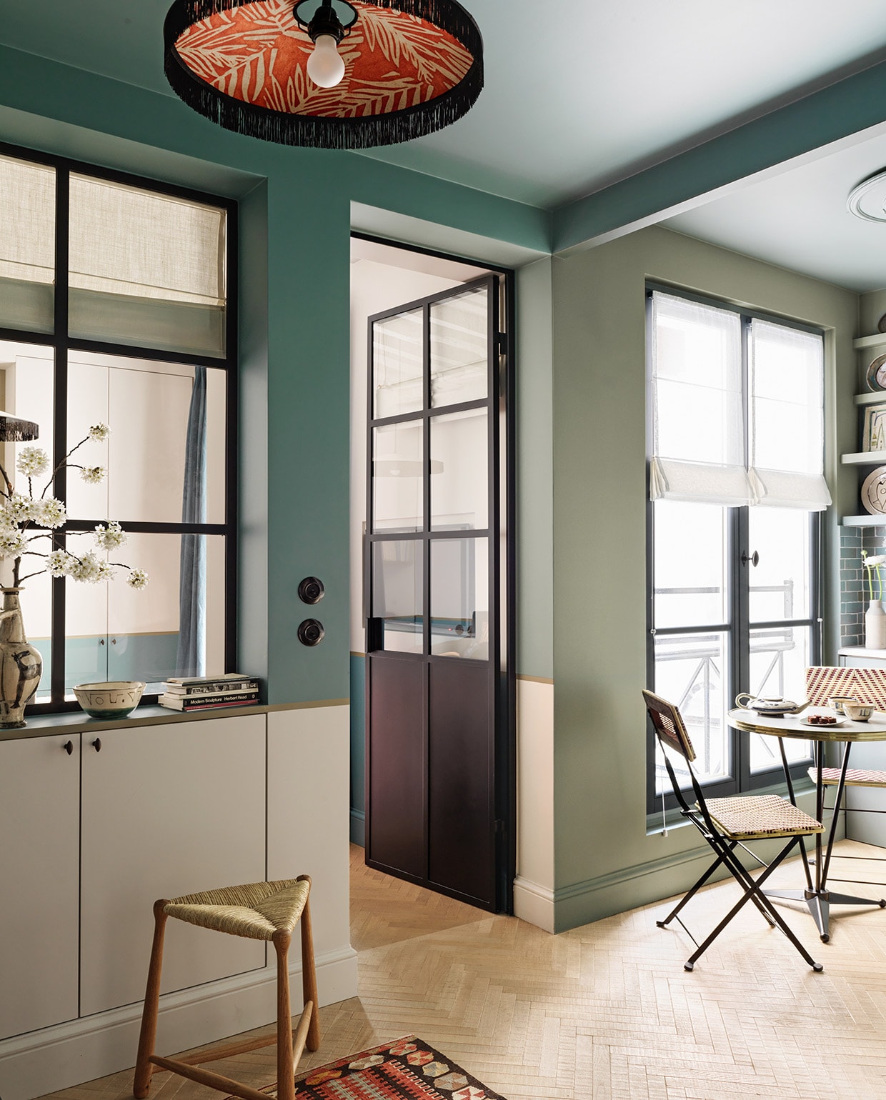 Hanglamp Paloma Le Monde Sauvage. Driepootkruk Ailleurs Paris. Bakelieten lichtschakelaars THPG. Tafel en bistrostoelen Maison Gatti. vtwonen special tiny houses 03-2021 | styling Marianne Evennou | fotografie Stephan Julliard