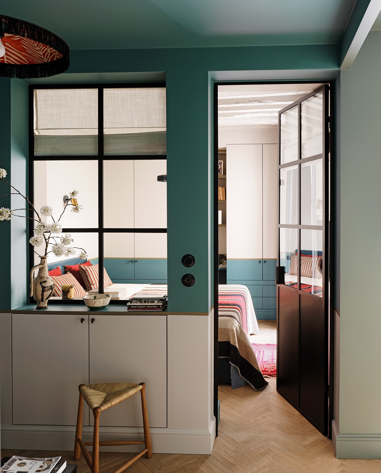 Driepootkruk Ailleurs Paris. Keramieken vaas en kom Catherine Magdelaine voor Galerie Peinture Fraîche. Bakelieten lichtschakelaars THPG. Bedsprei Indian Rocks Paris. Kussens Caravane. vtwonen special tiny houses 03-2021 | styling Marianne Evennou | fotografie Stephan Julliard