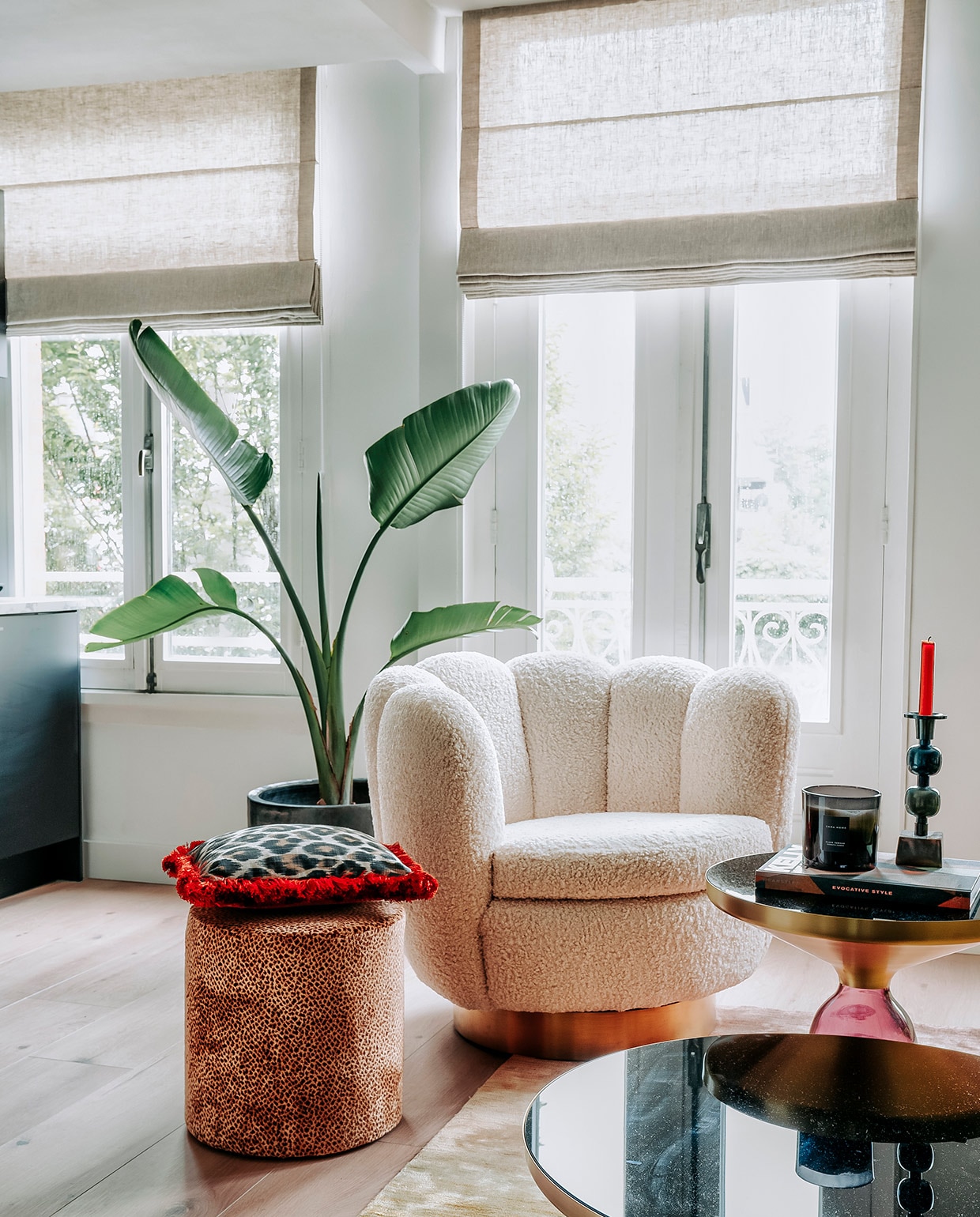 Vloer Nijhof, vouwgordijnen Jan Sikkes. Fauteuil Eichholtz. Poef, kussen, vloerkleed en kandelaar Nox Studio Interiors. Bijzettafels Classicon, geurkaars Zara Home, koffietafelboek Kelly Wearstler. Plantenpot en plant Intratuin. vtwonen 06-2021 | Productie CocoFeatures | Fotografie Muk van Lil | tekst Cathelijne van Wingerden