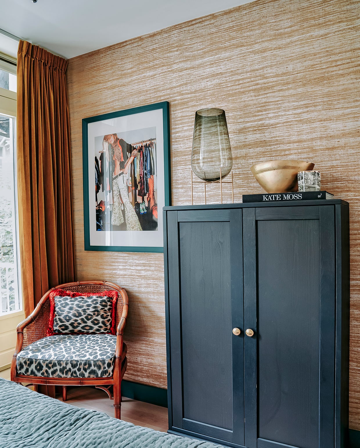 Gordijnen Dappermarkt, behang Arte. Schilderij, stoel, kussen en sprei Nox Studio Interiors. Kast Ikea, glazen vaas Menu, gouden vaas Tom Dixon, zwart-witte geurkaars H&amp;M Home, boek Kate Moss Rizolli. vtwonen 06-2021 | Productie CocoFeatures | Fotografie Muk van Lil | tekst Cathelijne van Wingerden