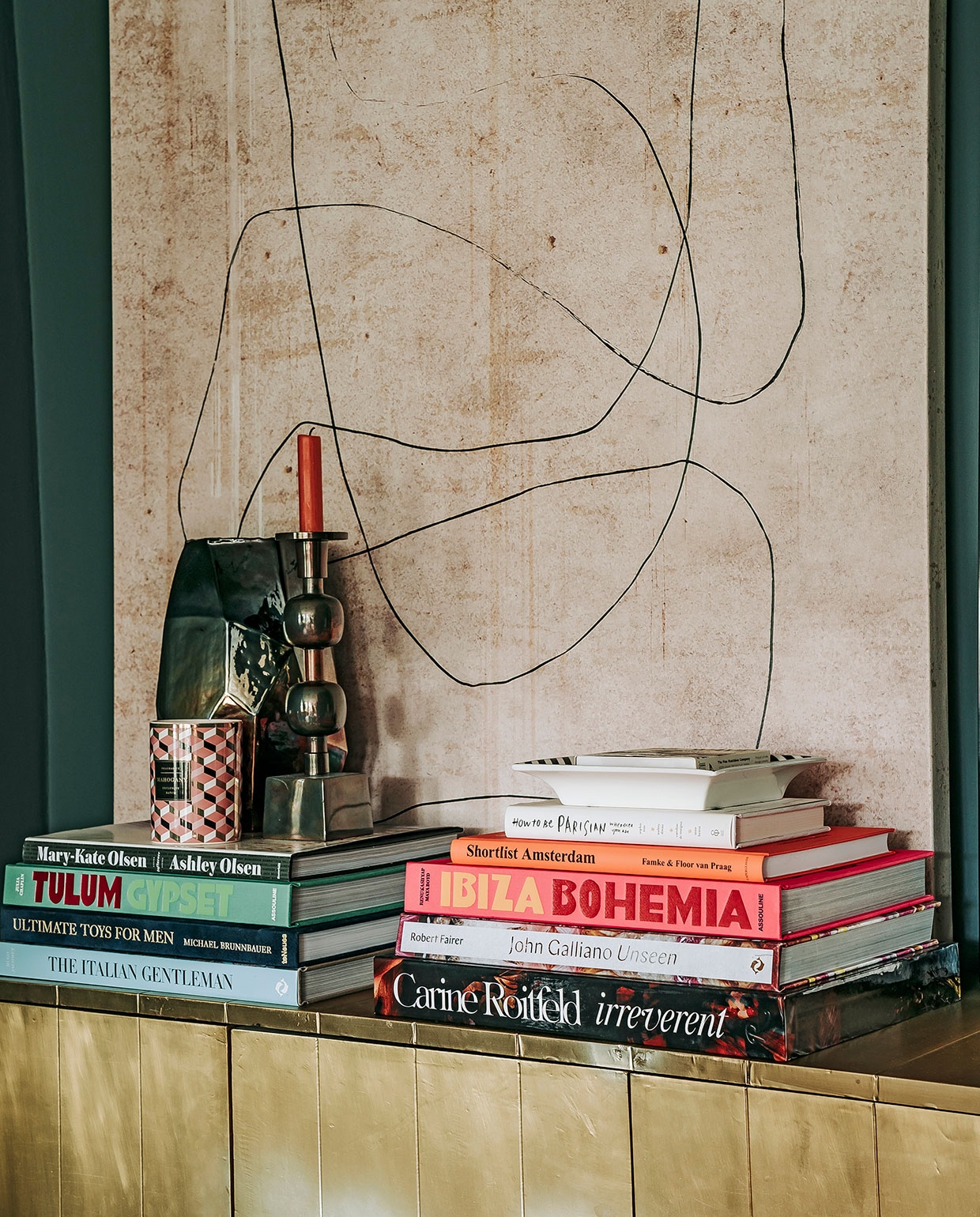Boeken via Nox Studio Interiors en Assouline. Kandelaar en vaas Nox Studio Interiors. Geurkaars H&amp;M Home. Schilderij en schaaltje Zara Home. vtwonen 06-2021 | Productie CocoFeatures | Fotografie Muk van Lil | tekst Cathelijne van Wingerden